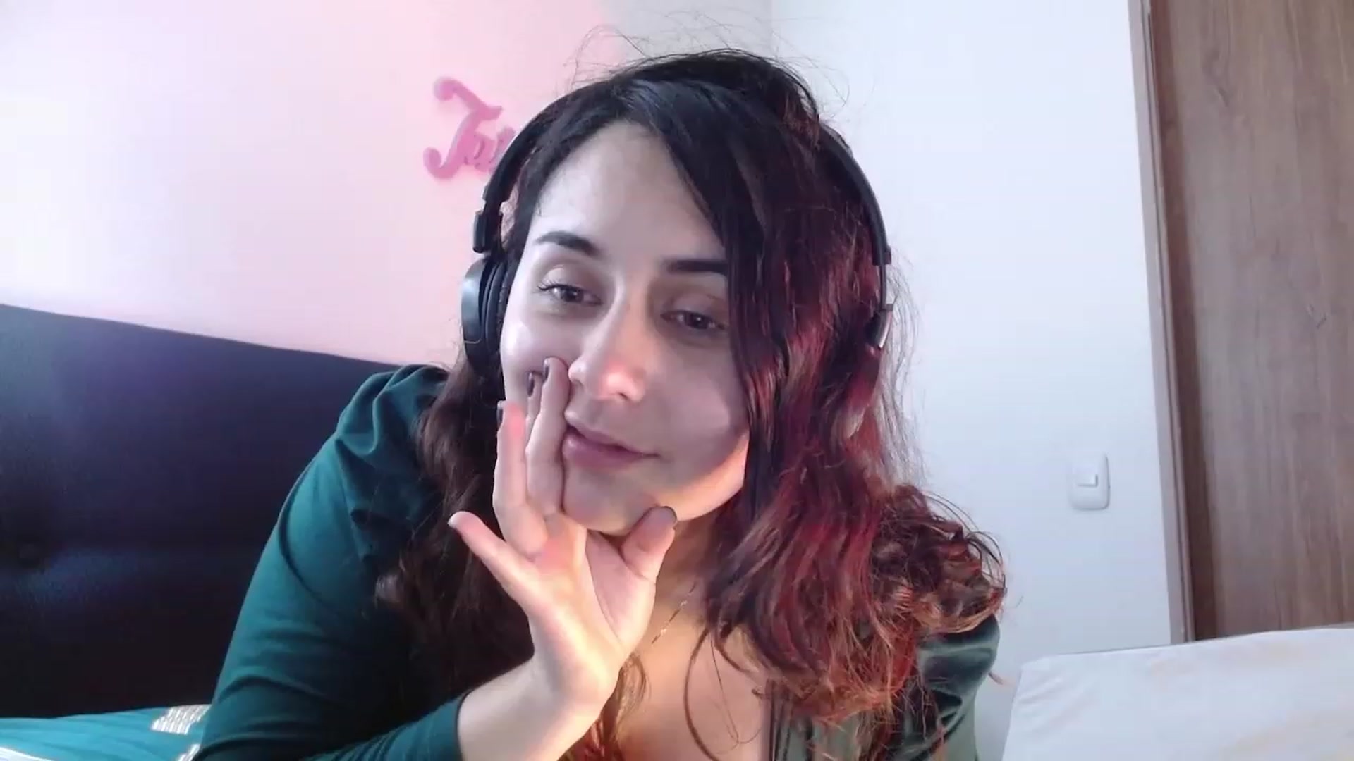 Gallery image thumbnail from NaughtySaraa's myfreecams stream on, 04/14/2023, 07:22 image 7 of 20