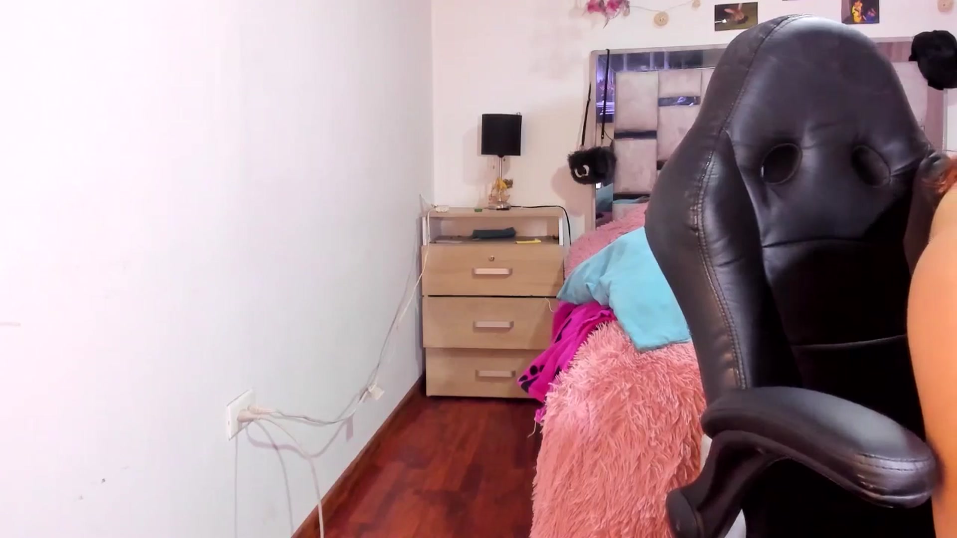 Gallery image thumbnail from NaughtySaraa's myfreecams stream on, 04/29/2025, 22:29 image 18 of 20