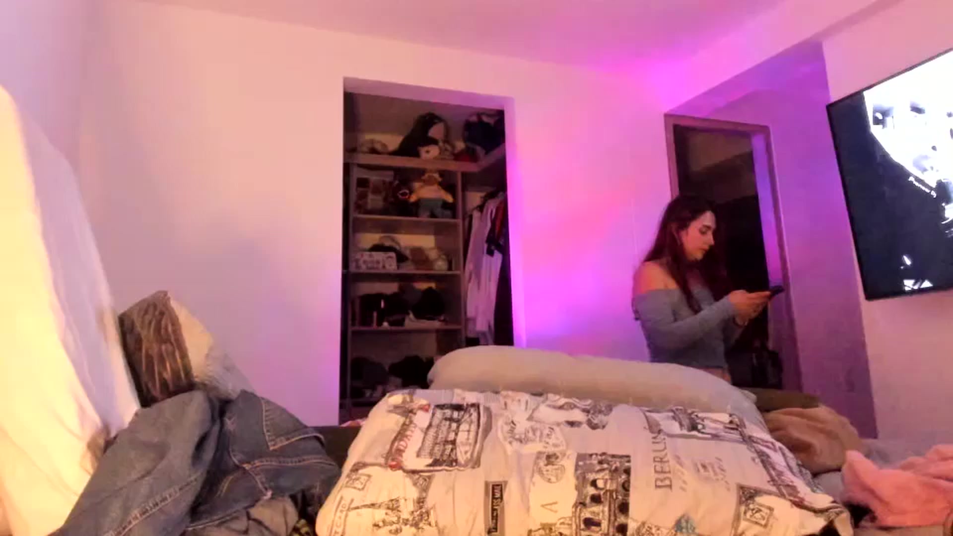 Gallery image thumbnail from NaughtySaraa's myfreecams stream on, 06/04/2025, 23:38 image 1 of 20