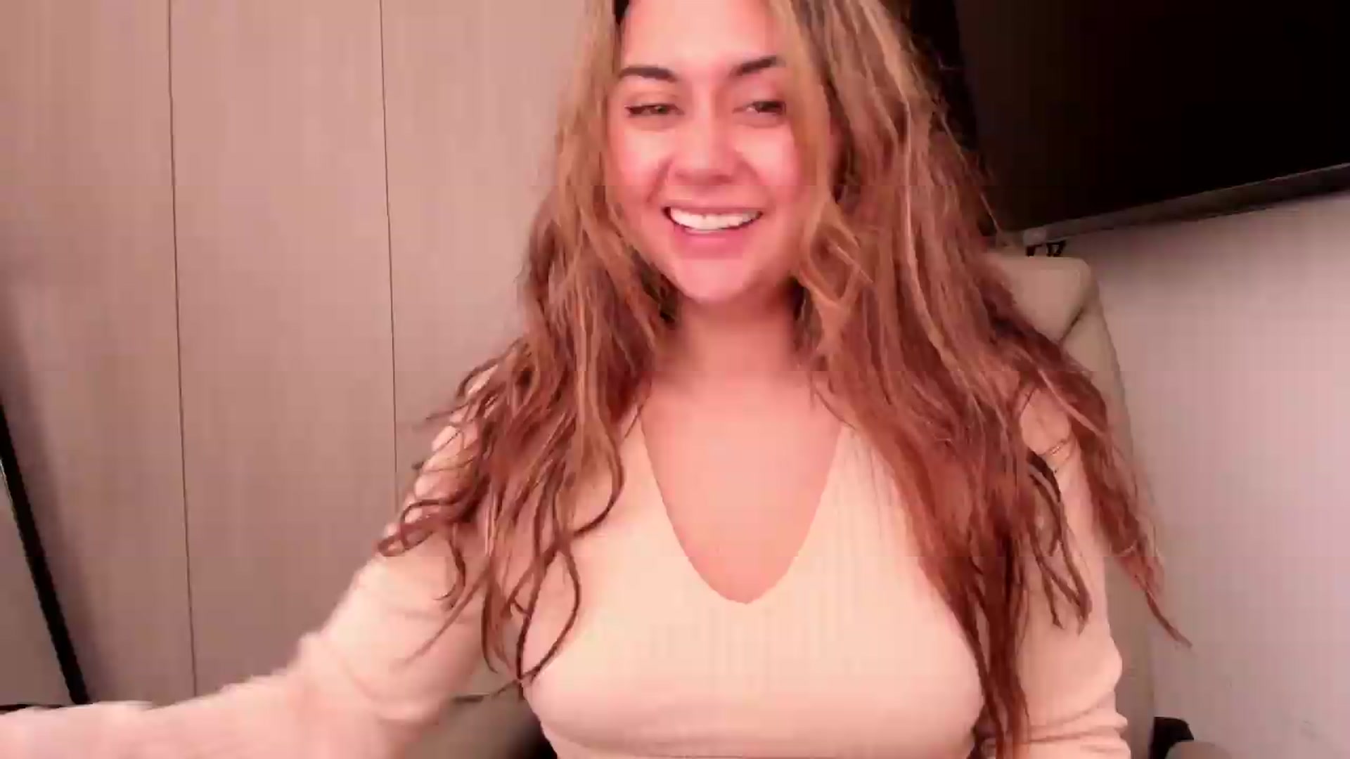 Gallery image thumbnail from NaughtySaraa's myfreecams stream on, 06/21/2026, 15:23 image 13 of 20