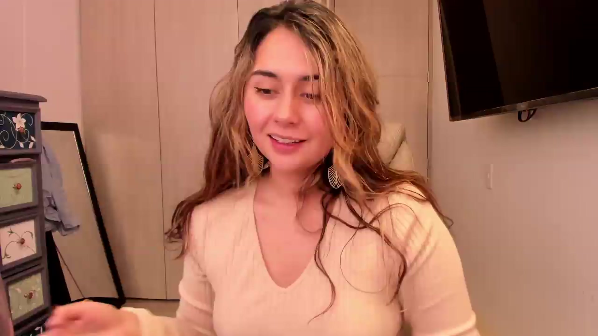 Gallery image thumbnail from NaughtySaraa's myfreecams stream on, 06/21/2026, 17:38 image 10 of 20