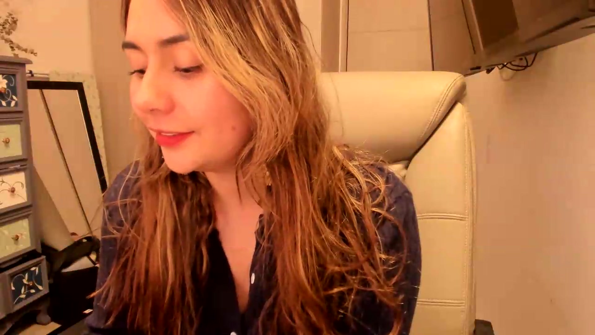 Gallery image thumbnail from NaughtySaraa's myfreecams stream on, 08/20/2026, 22:39 image 14 of 20