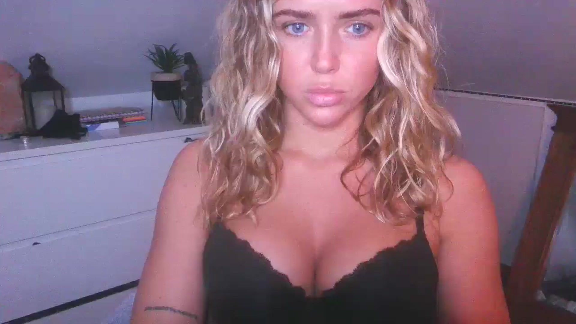 Gallery image thumbnail from Naughtygal22's myfreecams stream on, 03/25/2026, 20:35 image 18 of 20