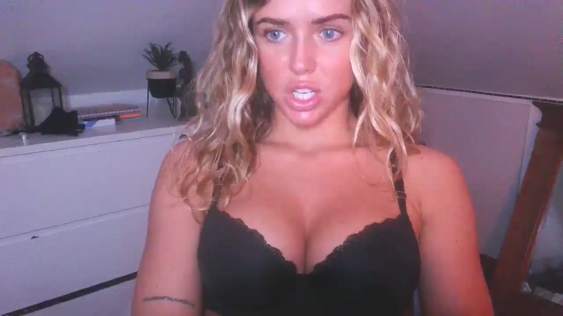 Gallery image thumbnail from Naughtygal22's myfreecams stream on, 03/25/2026, 20:35 image 15 of 20