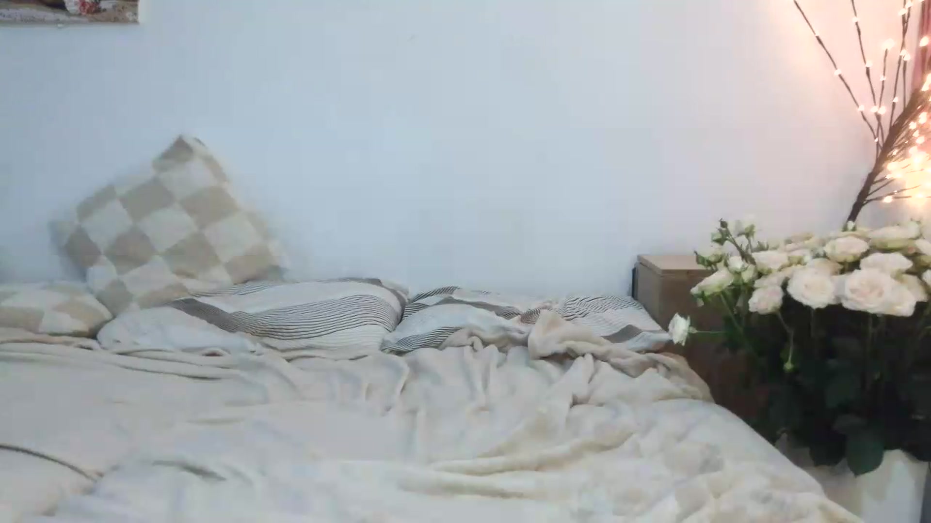 Gallery image thumbnail from NayaFrost's myfreecams stream on, 08/17/2026, 13:14 image 16 of 20