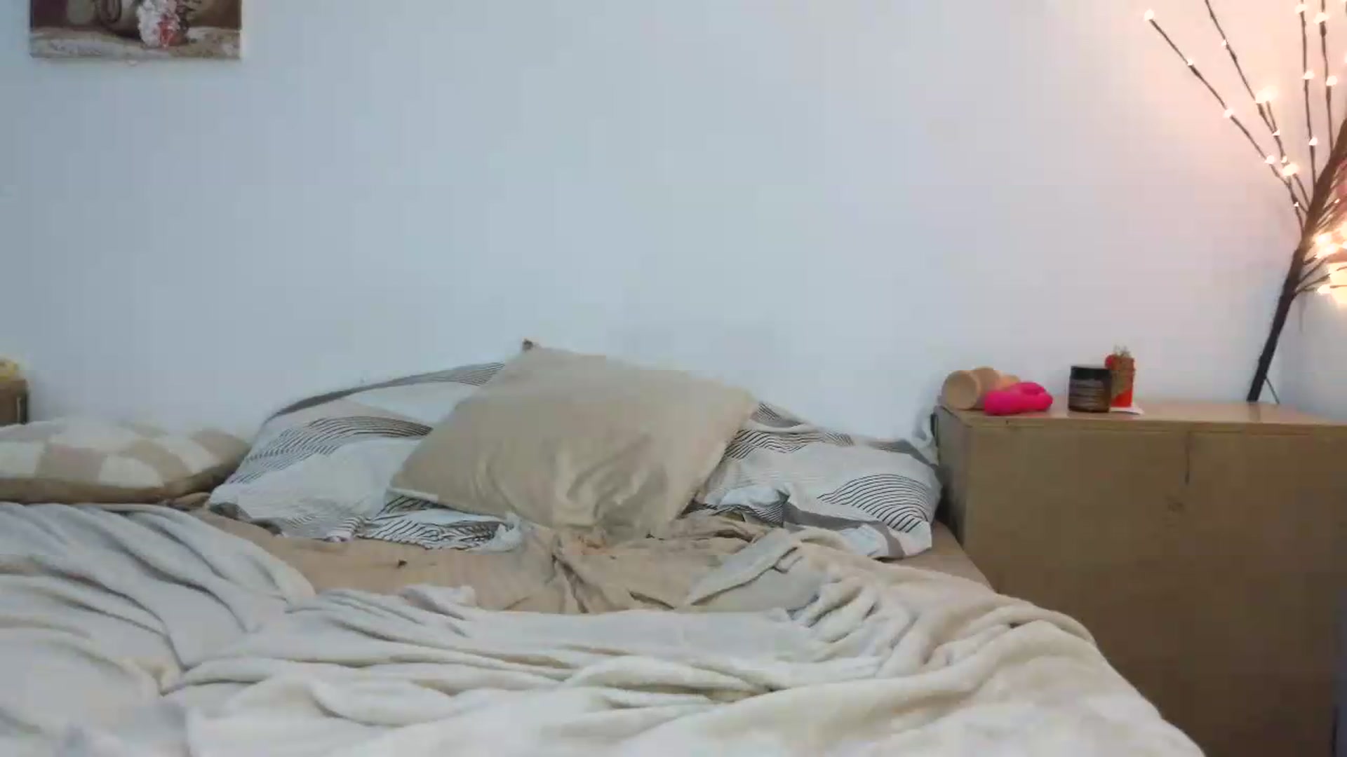 Gallery image thumbnail from NayaFrost's myfreecams stream on, 08/27/2026, 14:21 image 18 of 20
