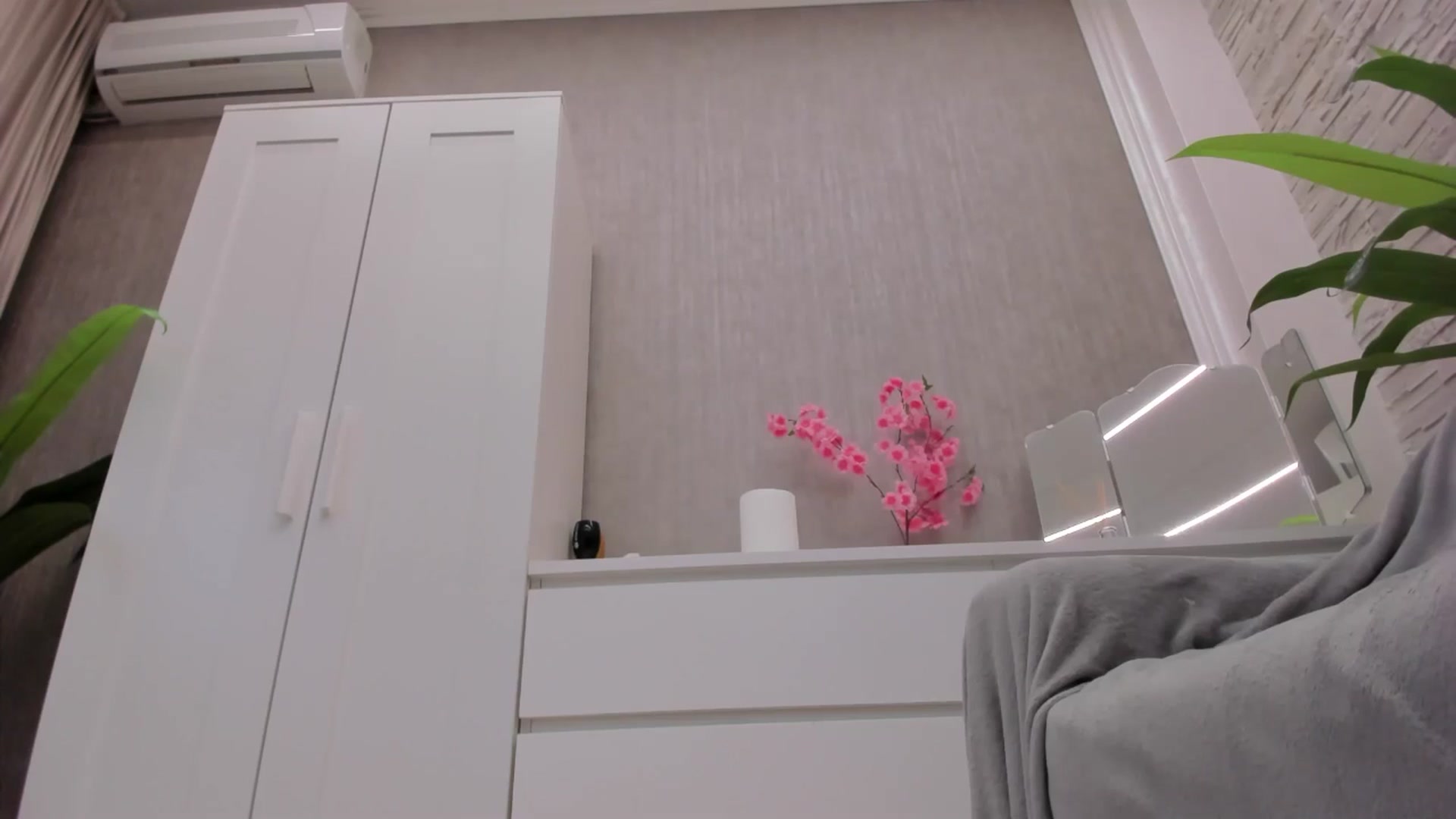 Gallery image thumbnail from NayraDream's myfreecams stream on, 03/22/2026, 13:17 image 12 of 20