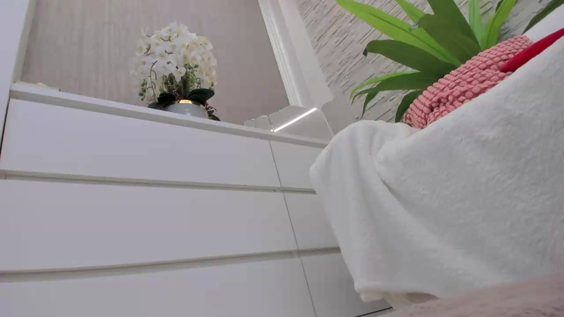 Gallery image thumbnail from NayraDream's myfreecams stream on, 05/24/2026, 10:54 image 9 of 20