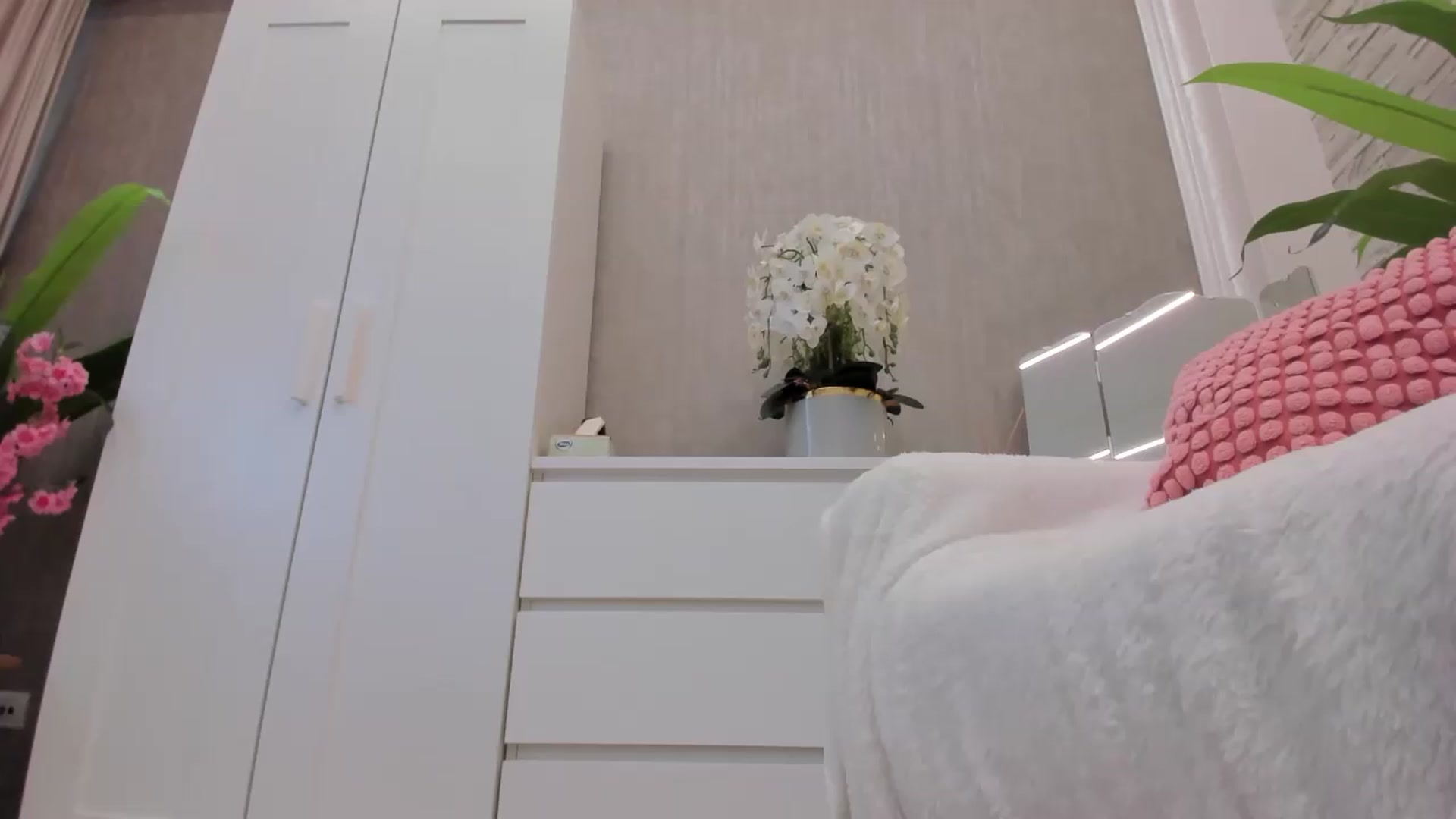 Gallery image thumbnail from NayraDream's myfreecams stream on, 05/28/2026, 11:09 image 18 of 20