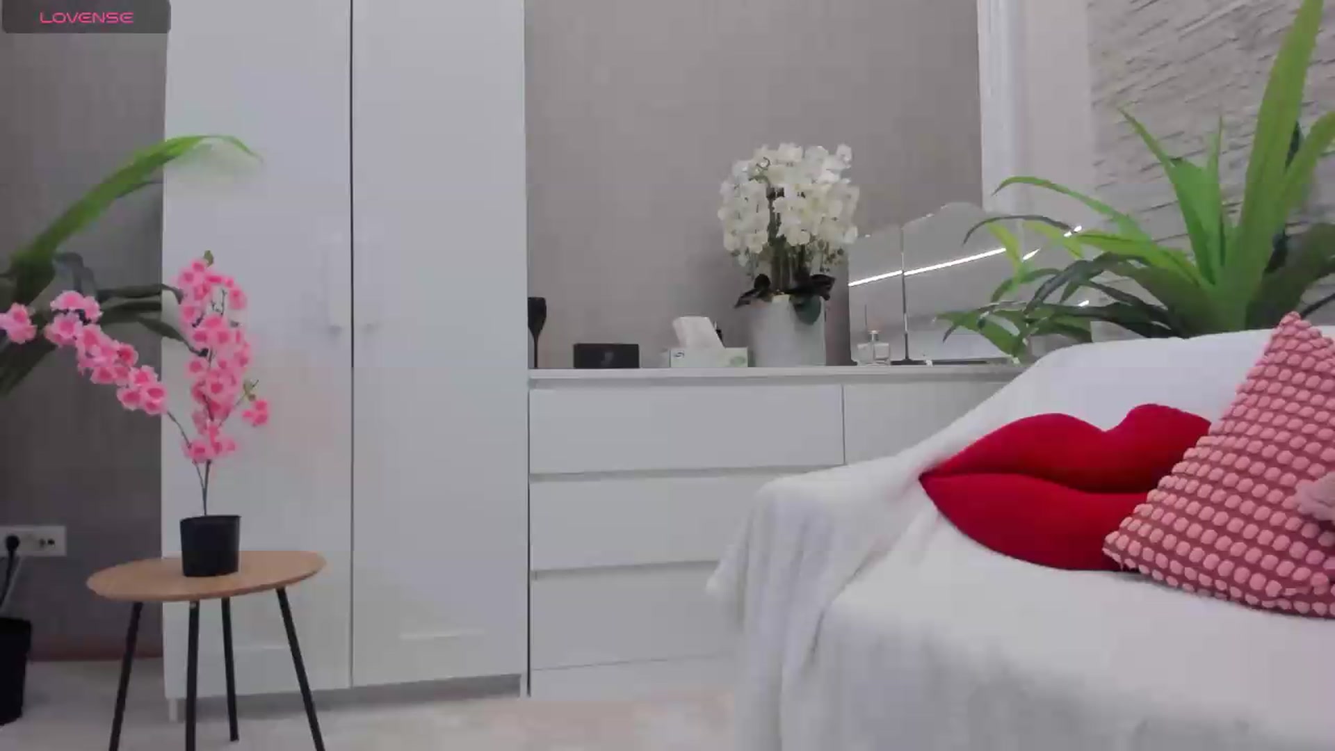 Gallery image thumbnail from NayraDream's myfreecams stream on, 08/19/2026, 10:54 image 15 of 20