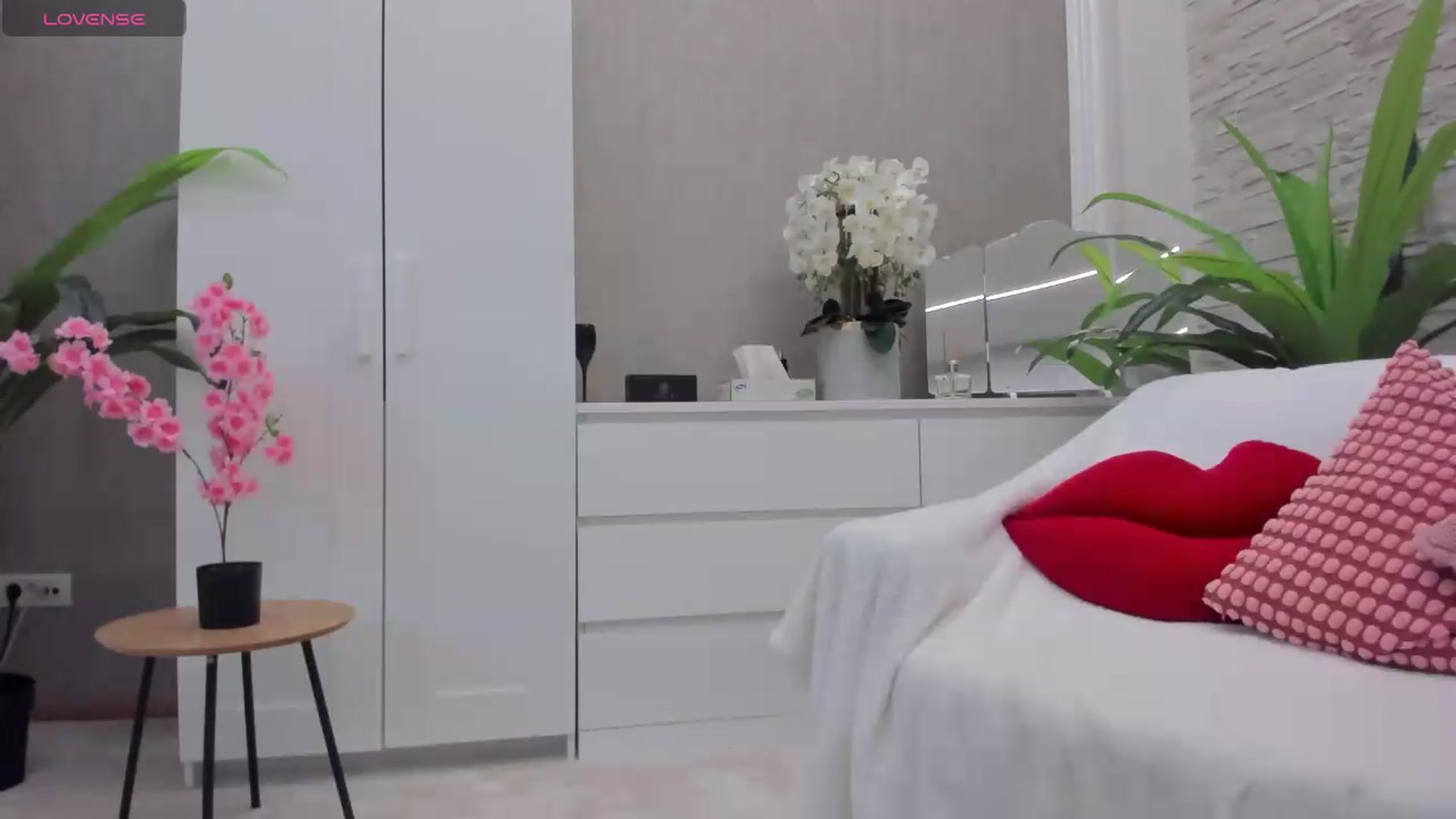 Gallery image thumbnail from NayraDream's myfreecams stream on, 08/19/2026, 10:54 image 16 of 20