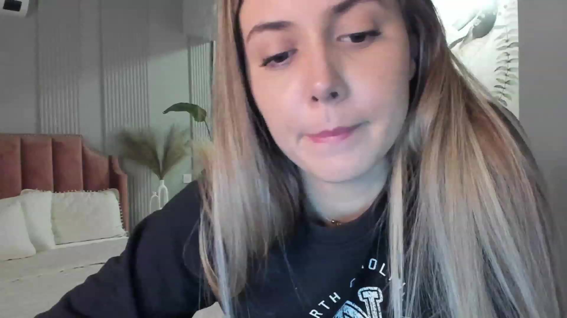 Gallery image thumbnail from NellieCutest's myfreecams stream on, 11/27/2022, 22:19 image 5 of 20