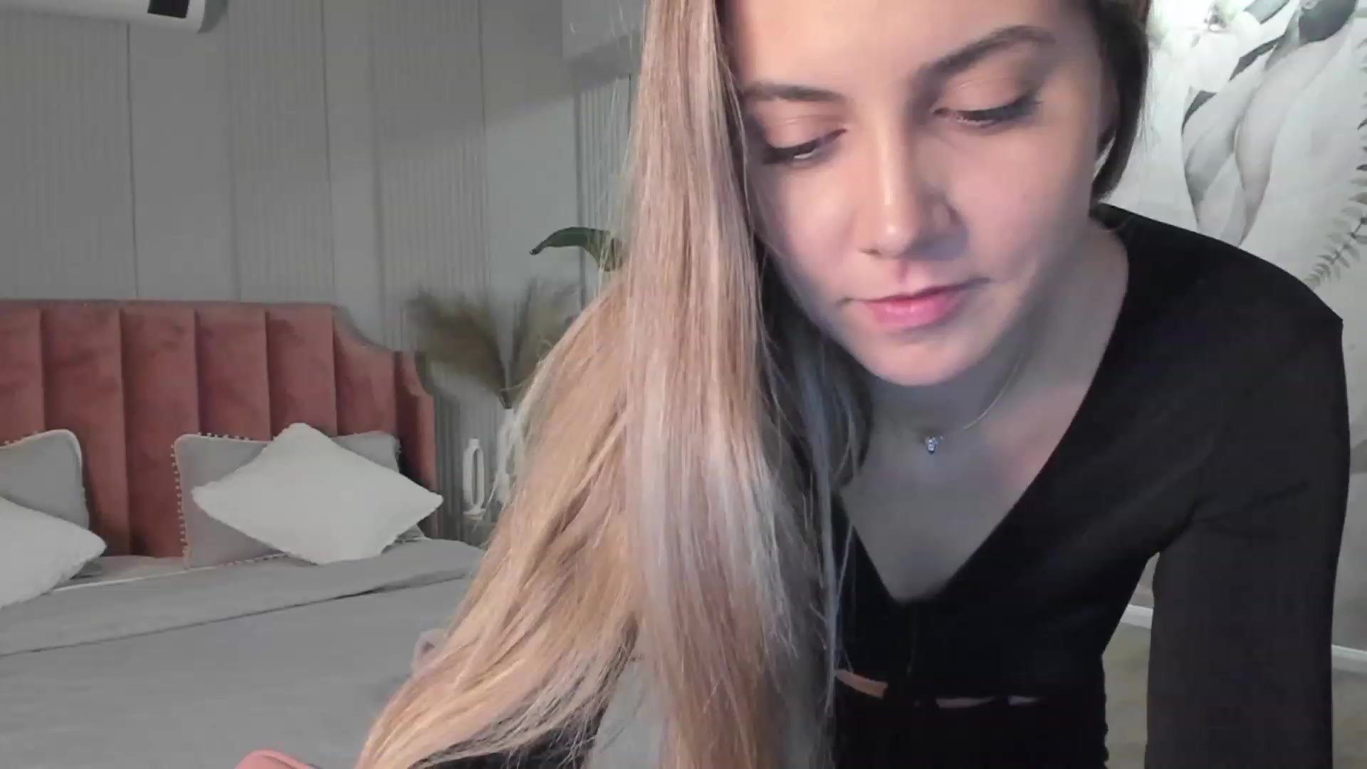 Gallery image thumbnail from NellieCutest's myfreecams stream on, 12/04/2022, 22:33 image 6 of 20