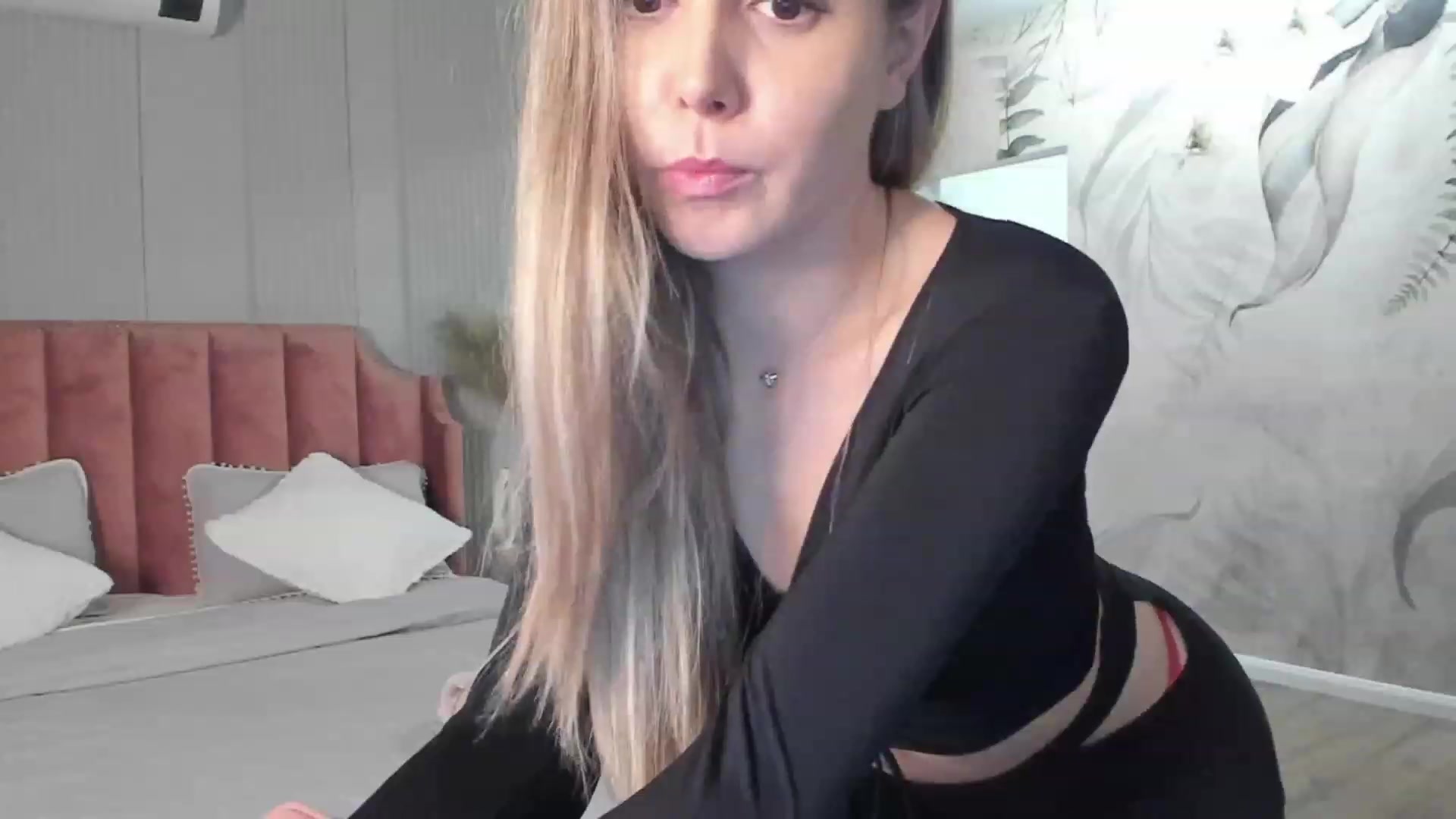 Gallery image thumbnail from NellieCutest's myfreecams stream on, 12/04/2022, 22:33 image 5 of 20