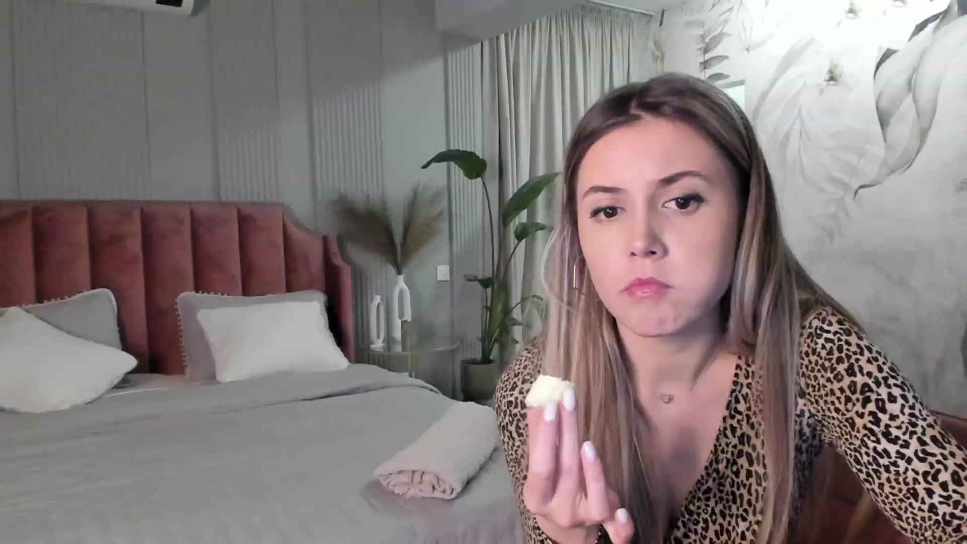 Gallery image thumbnail from NellieCutest's myfreecams stream on, 12/08/2022, 22:15 image 18 of 20
