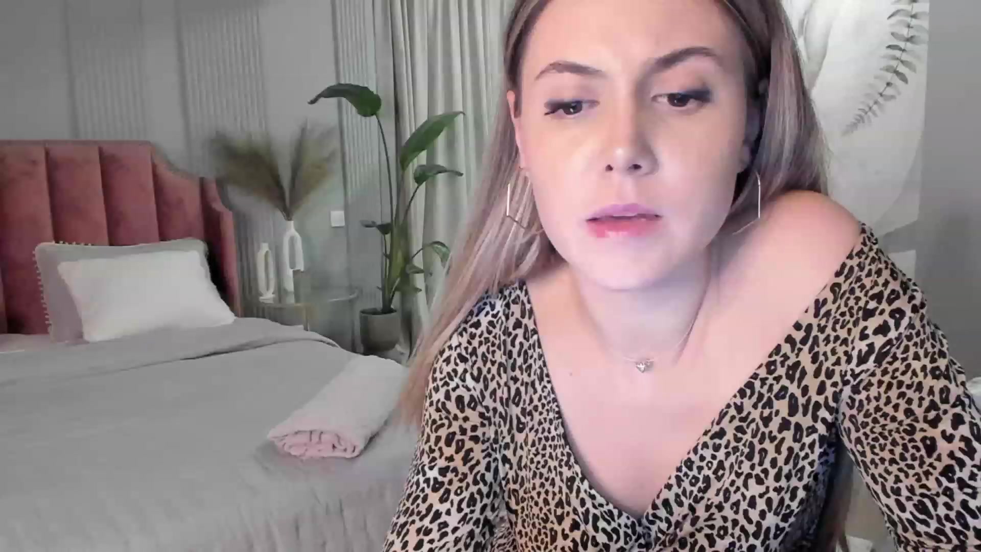 Gallery image thumbnail from NellieCutest's myfreecams stream on, 12/08/2022, 22:15 image 10 of 20
