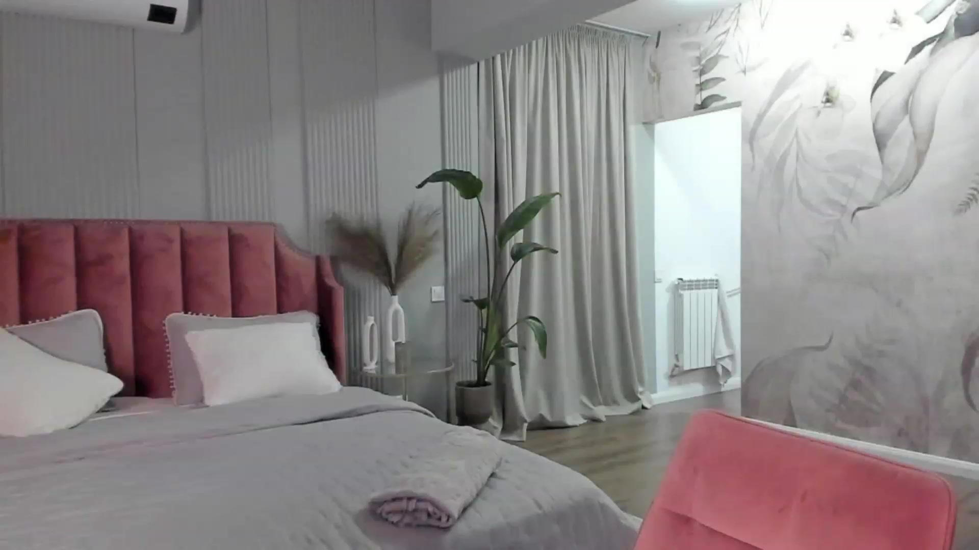 Gallery image thumbnail from NellieCutest's myfreecams stream on, 12/08/2022, 22:15 image 6 of 20