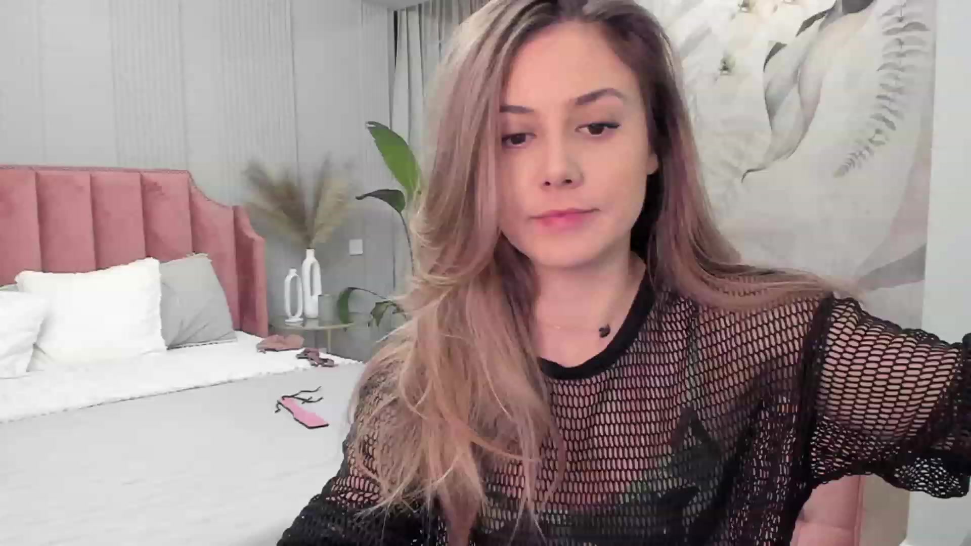 Gallery image thumbnail from NellieCutest's myfreecams stream on, 01/06/2023, 22:11 image 1 of 20
