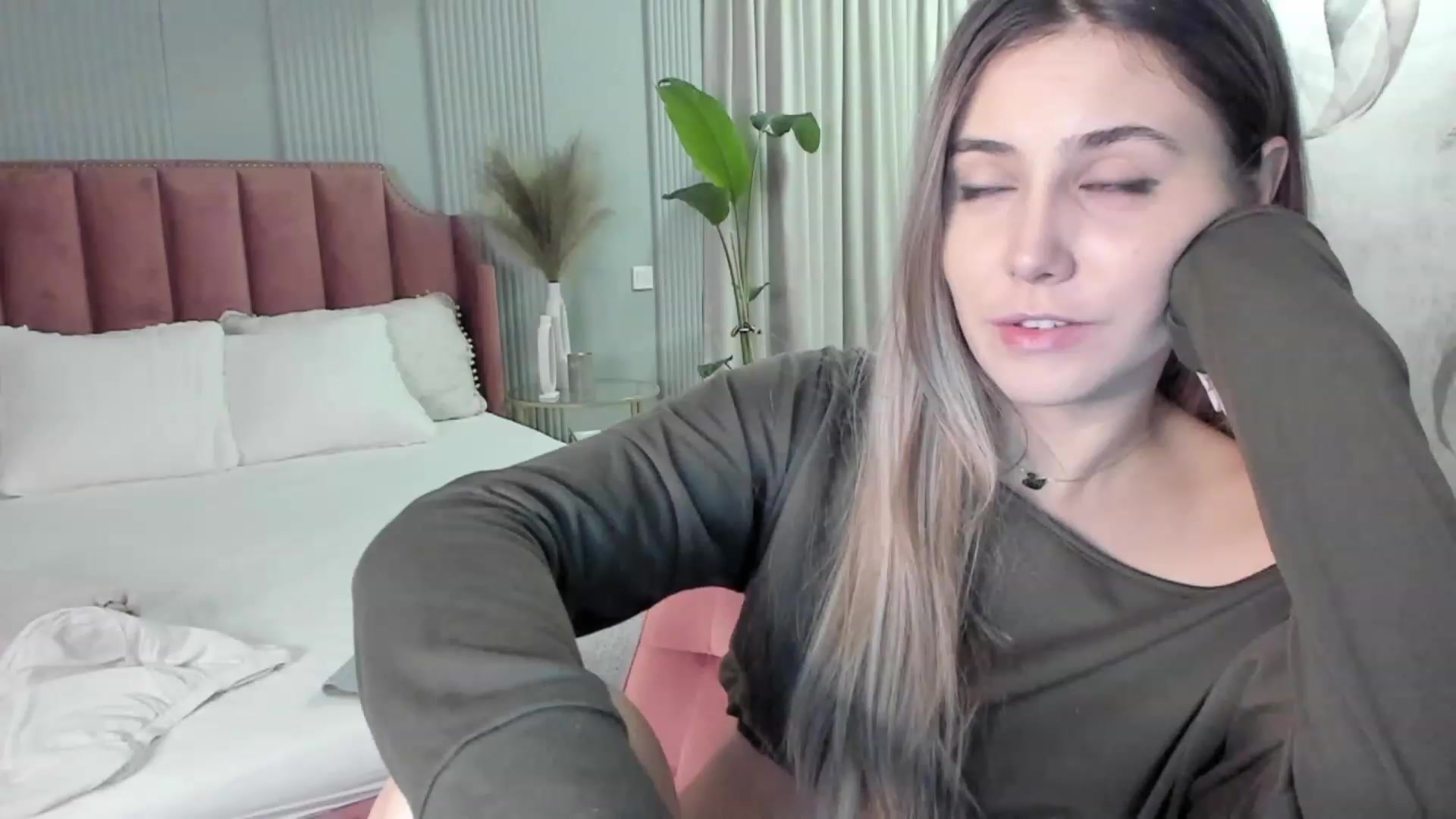 Gallery image thumbnail from NellieCutest's myfreecams stream on, 01/19/2023, 22:47 image 12 of 20