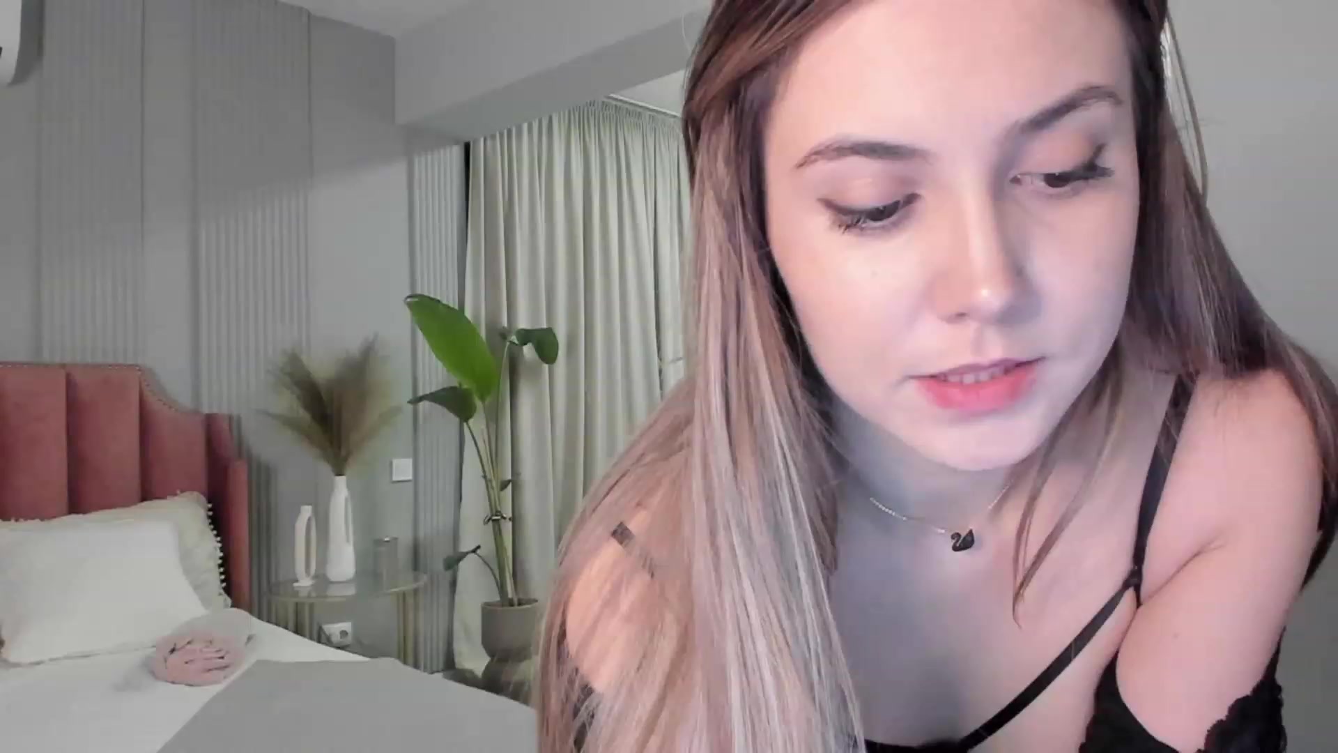 Gallery image thumbnail from NellieCutest's myfreecams stream on, 01/28/2023, 22:40 image 8 of 20