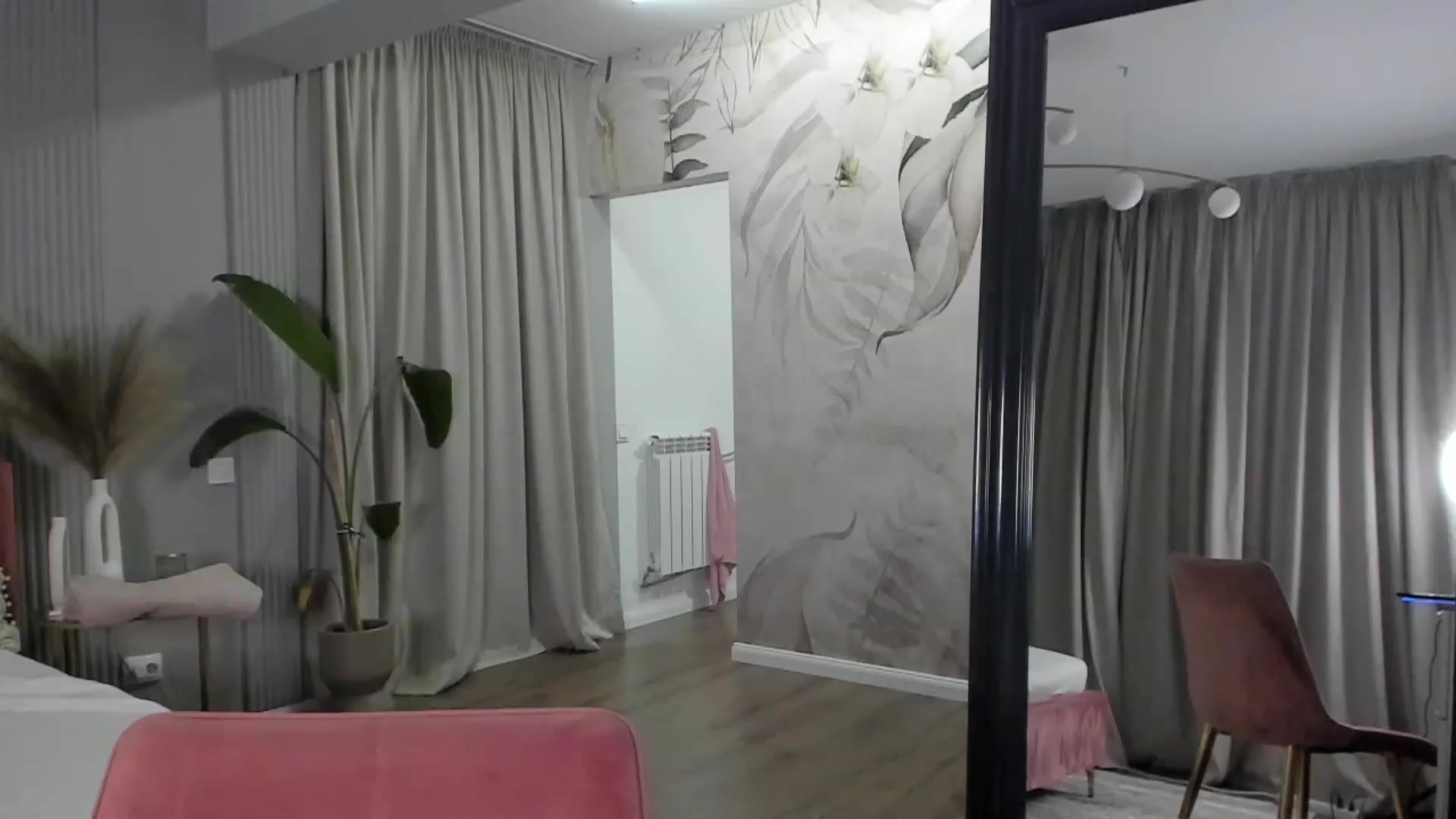 Gallery image thumbnail from NellieCutest's myfreecams stream on, 02/19/2023, 22:33 image 4 of 20