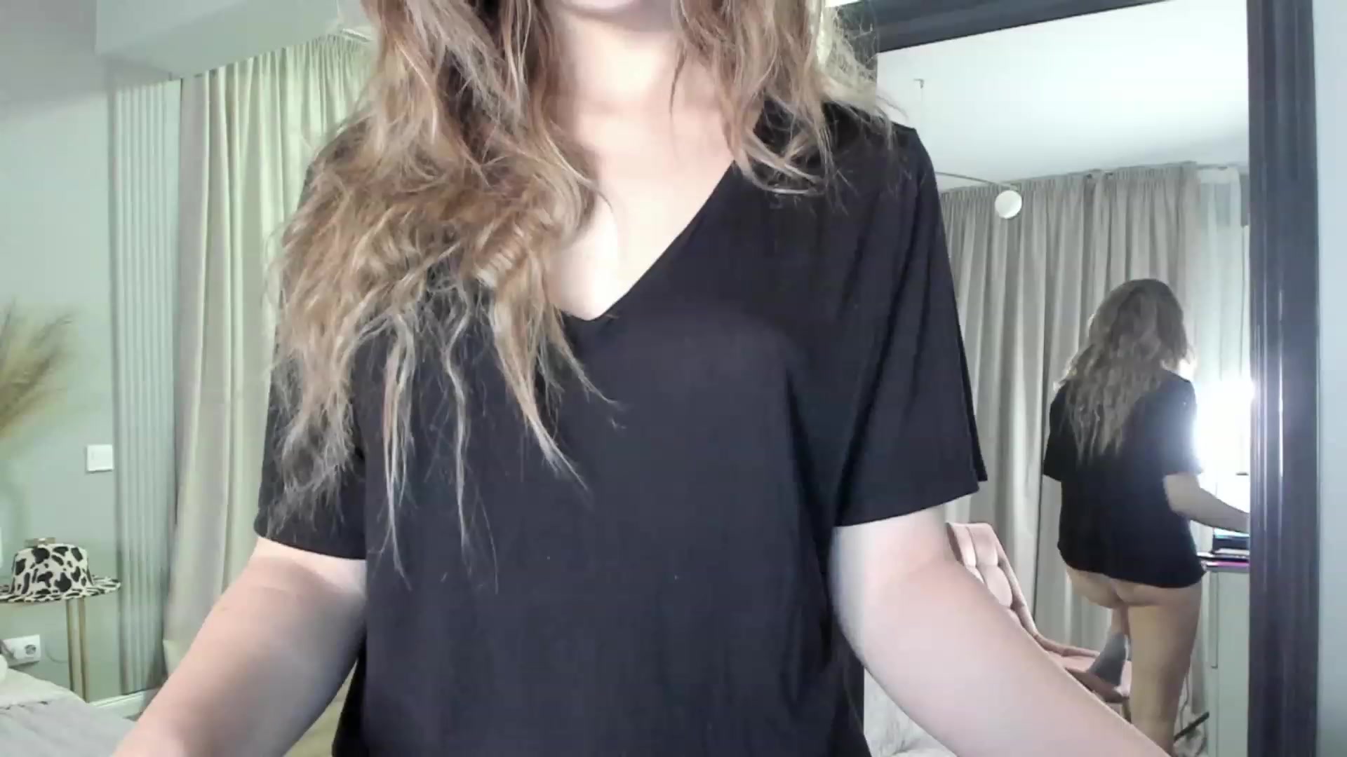 Gallery image thumbnail from NellieCutest's myfreecams stream on, 03/19/2023, 21:25 image 9 of 20