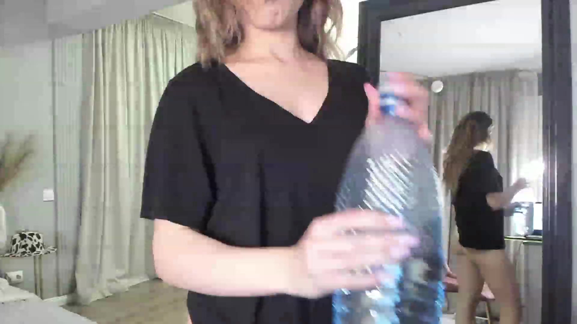 Gallery image thumbnail from NellieCutest's myfreecams stream on, 03/19/2023, 21:25 image 6 of 20