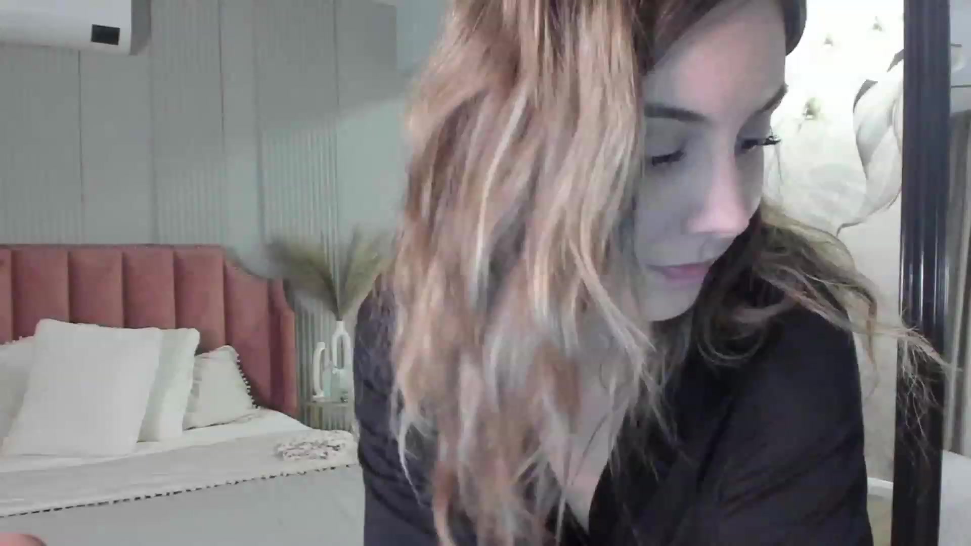 Gallery image thumbnail from NellieCutest's myfreecams stream on, 03/19/2023, 23:07 image 6 of 20