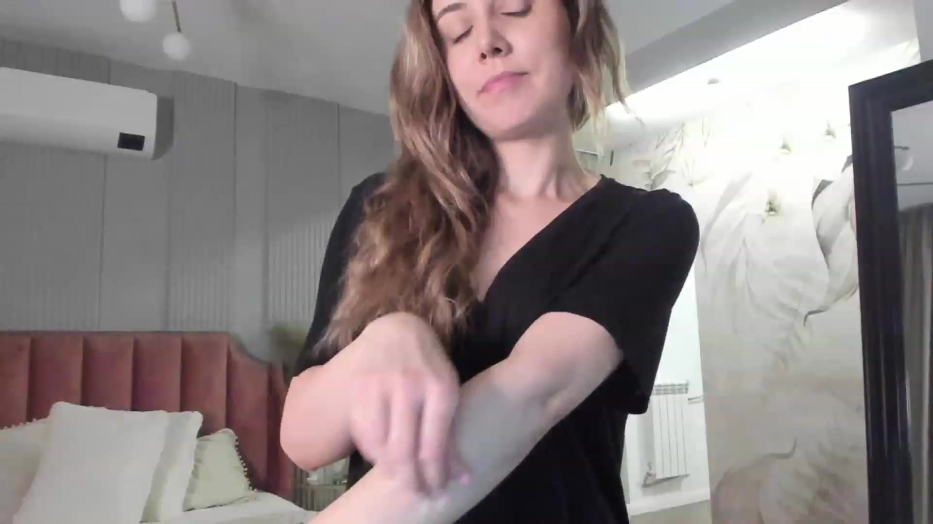 Gallery image thumbnail from NellieCutest's myfreecams stream on, 03/19/2023, 23:07 image 13 of 20