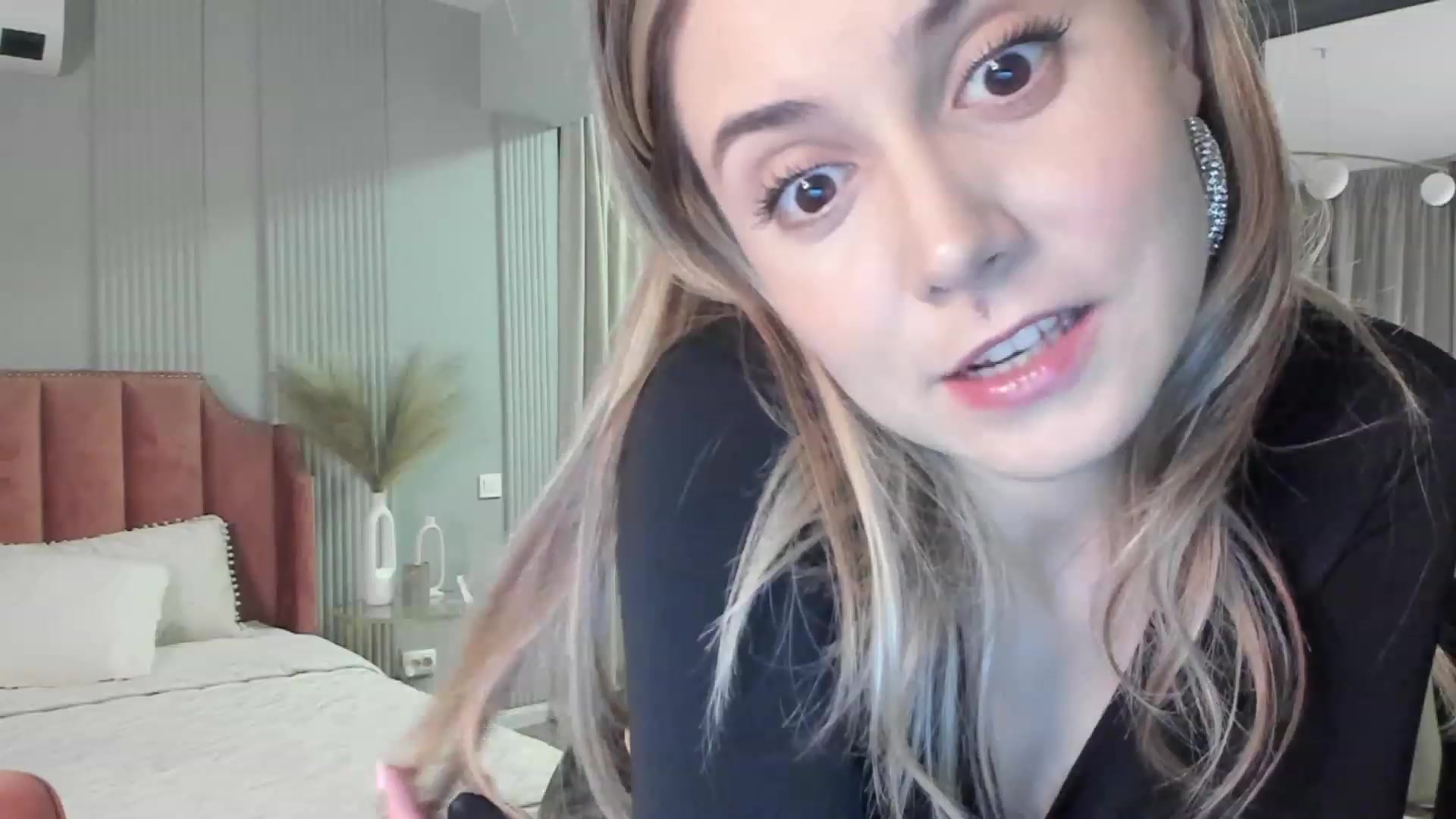Gallery image thumbnail from NellieCutest's myfreecams stream on, 05/04/2023, 19:09 image 19 of 20
