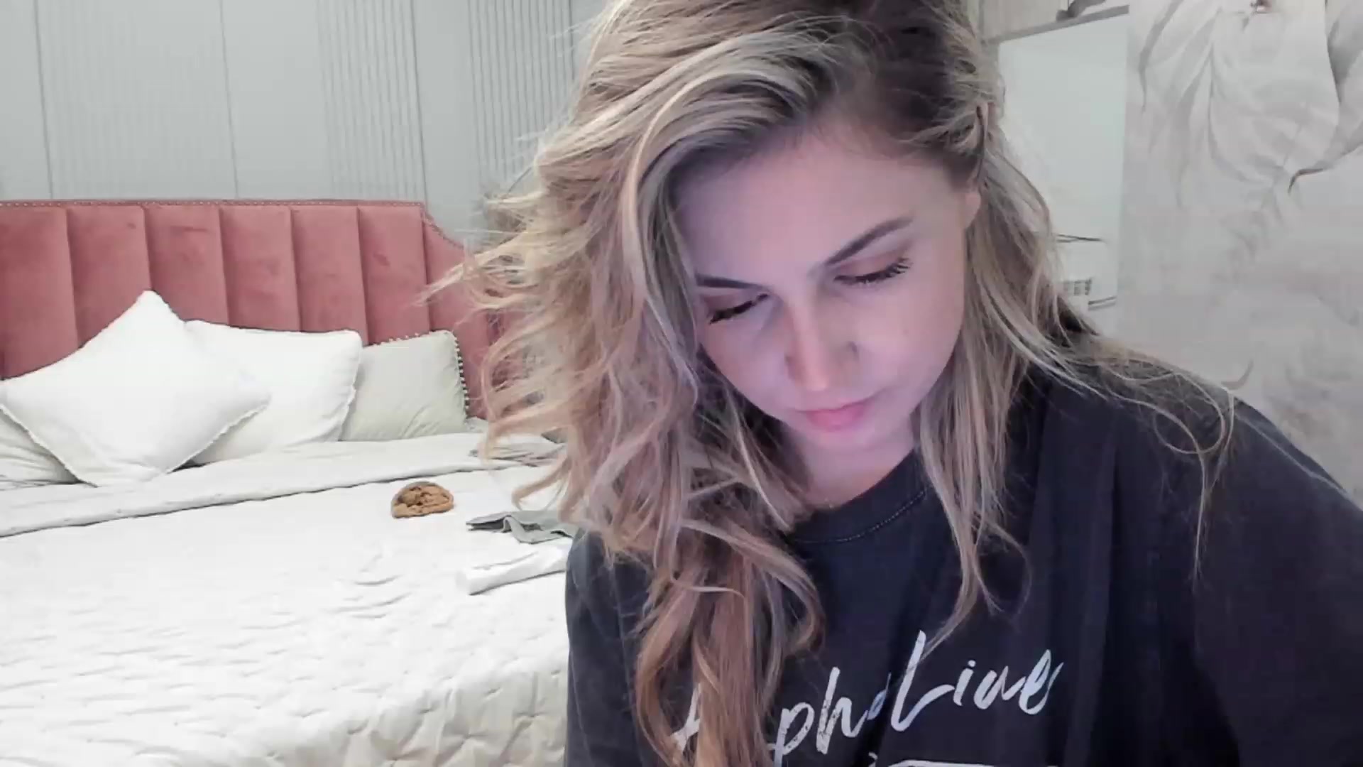 Gallery image thumbnail from NellieCutest's myfreecams stream on, 05/14/2023, 21:57 image 13 of 20