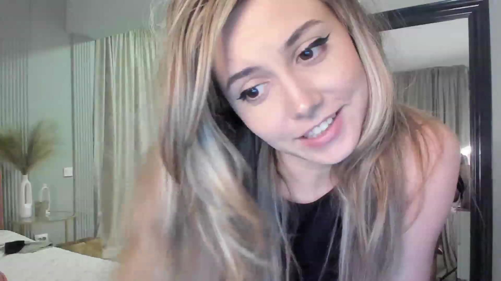Gallery image thumbnail from NellieCutest's myfreecams stream on, 05/21/2023, 21:08 image 14 of 20
