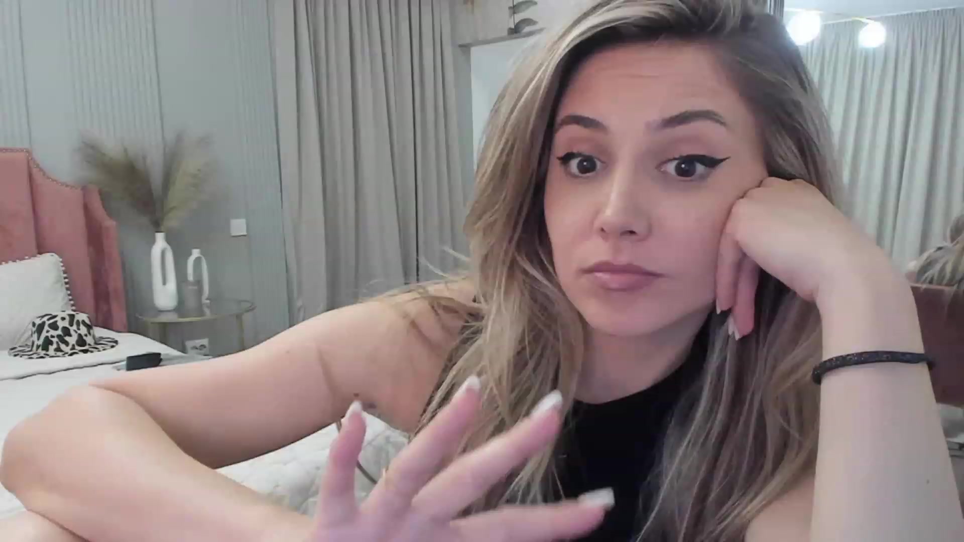 Gallery image thumbnail from NellieCutest's myfreecams stream on, 05/21/2023, 21:08 image 10 of 20