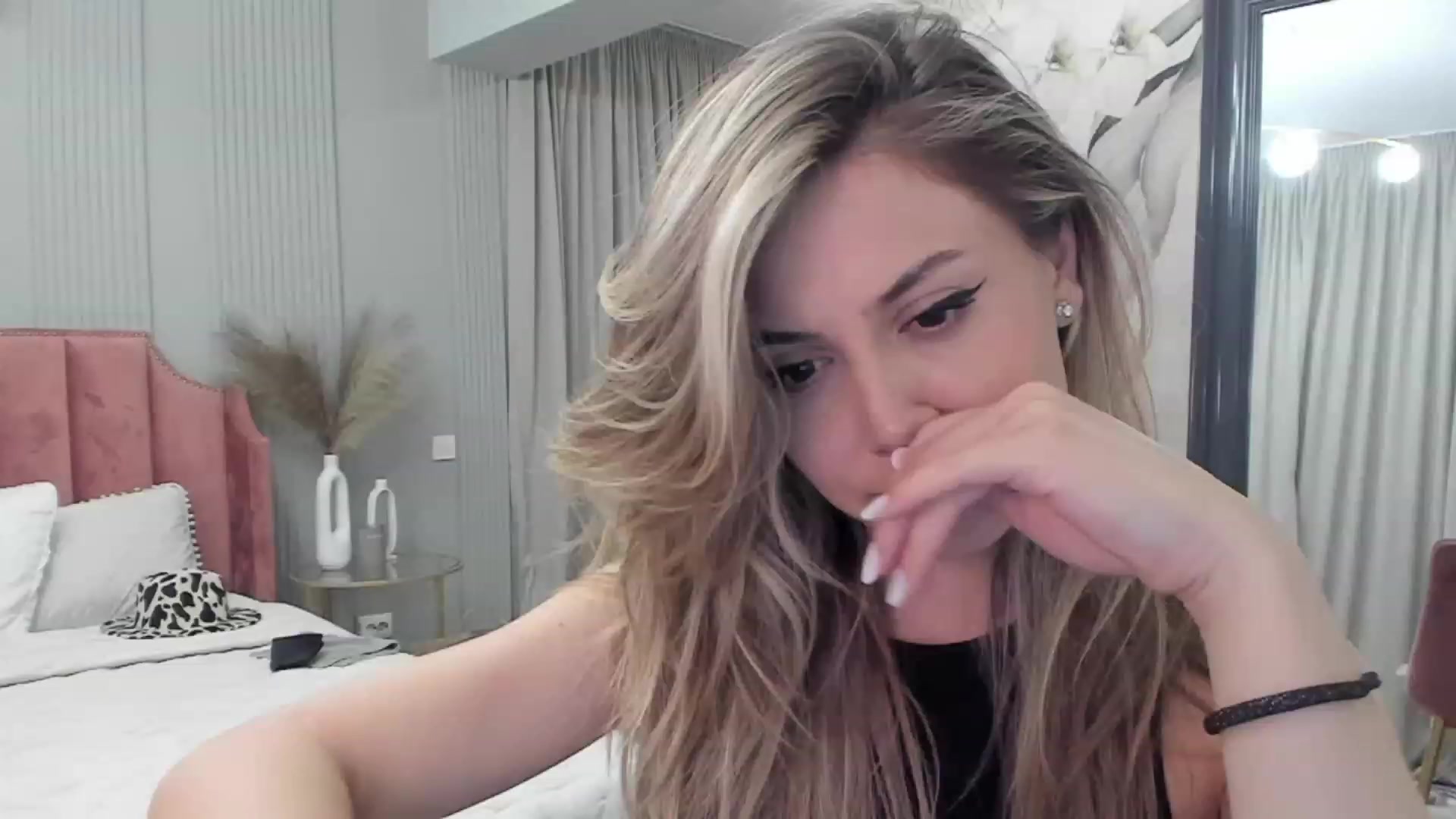 Gallery image thumbnail from NellieCutest's myfreecams stream on, 05/21/2023, 21:08 image 8 of 20