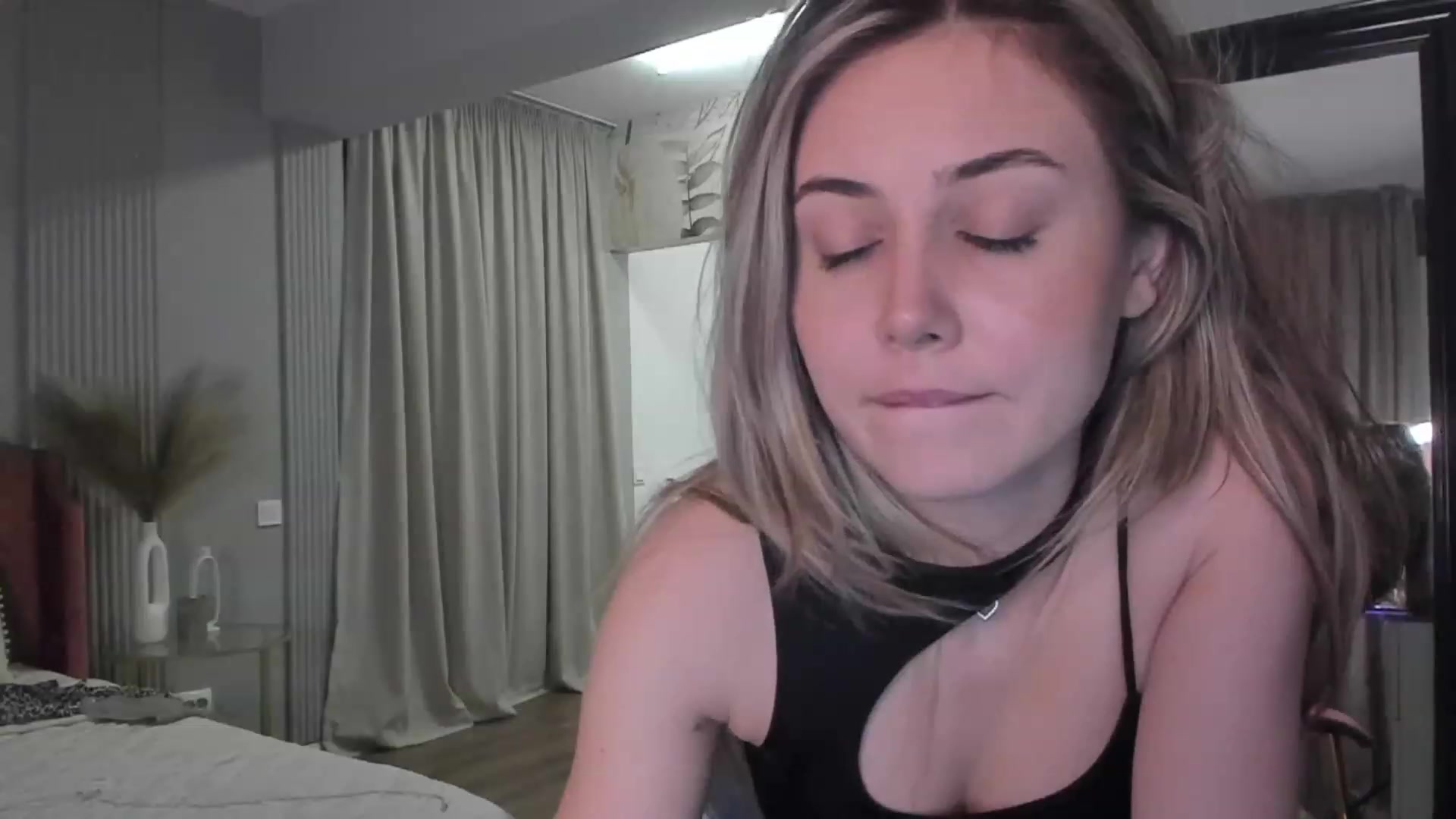 Gallery image thumbnail from NellieCutest's myfreecams stream on, 05/28/2023, 20:07 image 12 of 20
