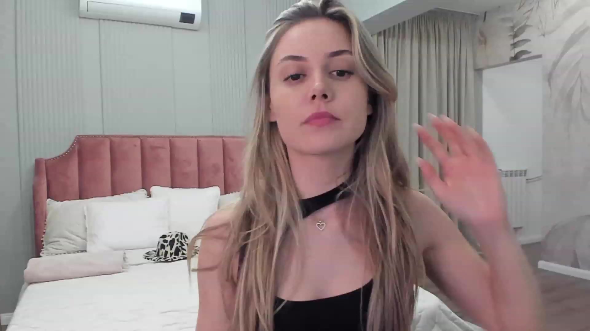 Gallery image thumbnail from NellieCutest's myfreecams stream on, 06/01/2023, 20:37 image 3 of 20