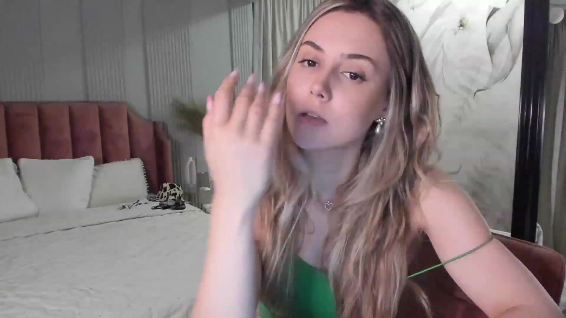 Gallery image thumbnail from NellieCutest's myfreecams stream on, 06/18/2023, 21:25 image 18 of 20