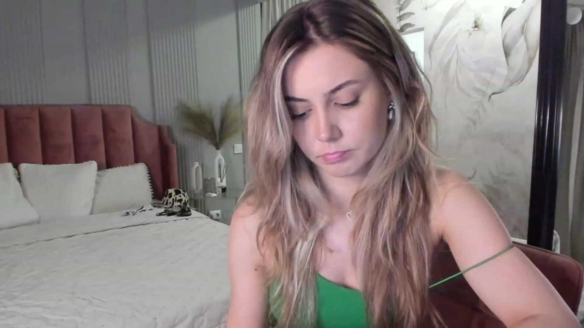 Gallery image thumbnail from NellieCutest's myfreecams stream on, 06/18/2023, 21:25 image 17 of 20