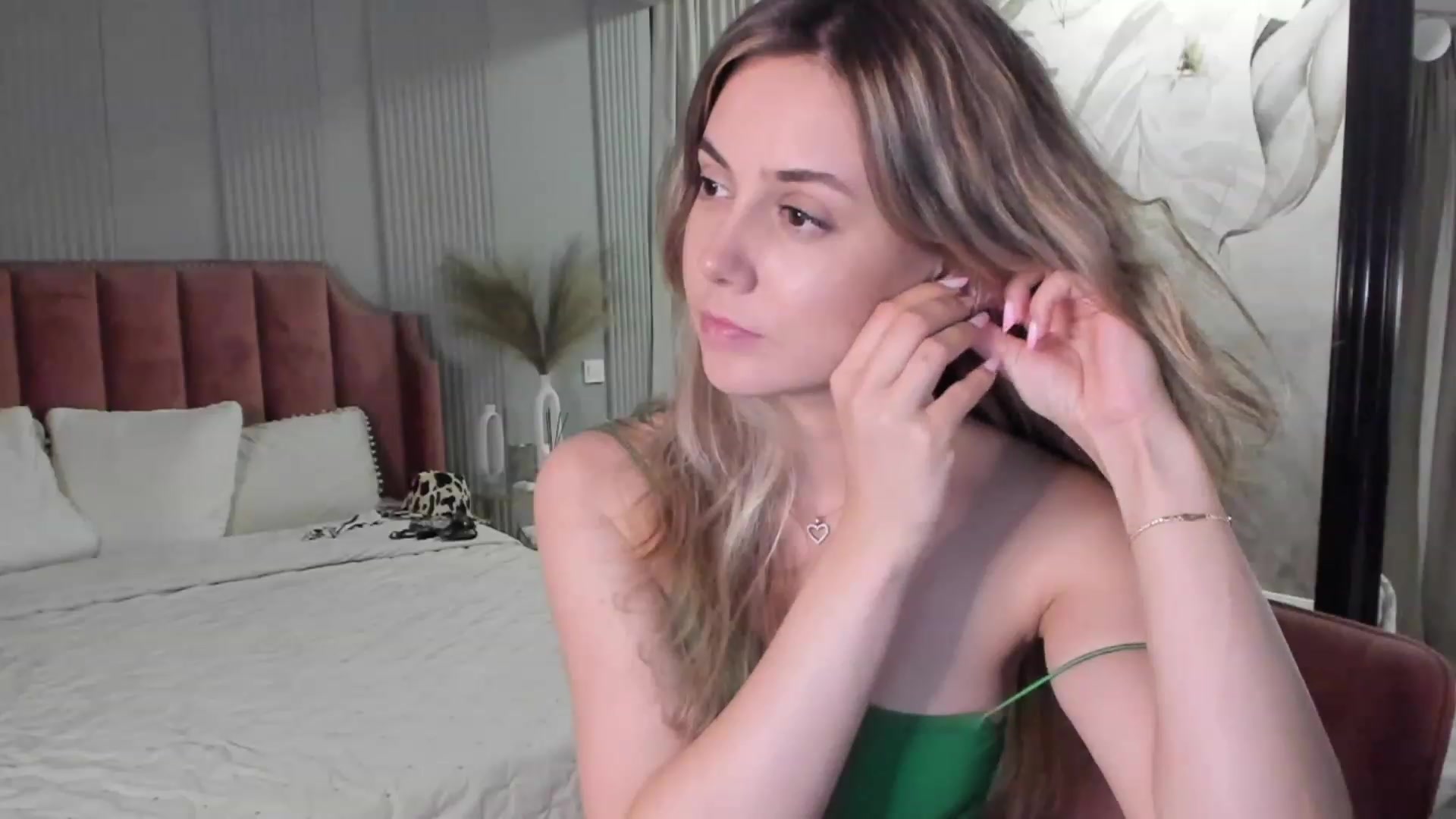 Gallery image thumbnail from NellieCutest's myfreecams stream on, 06/18/2023, 21:25 image 19 of 20