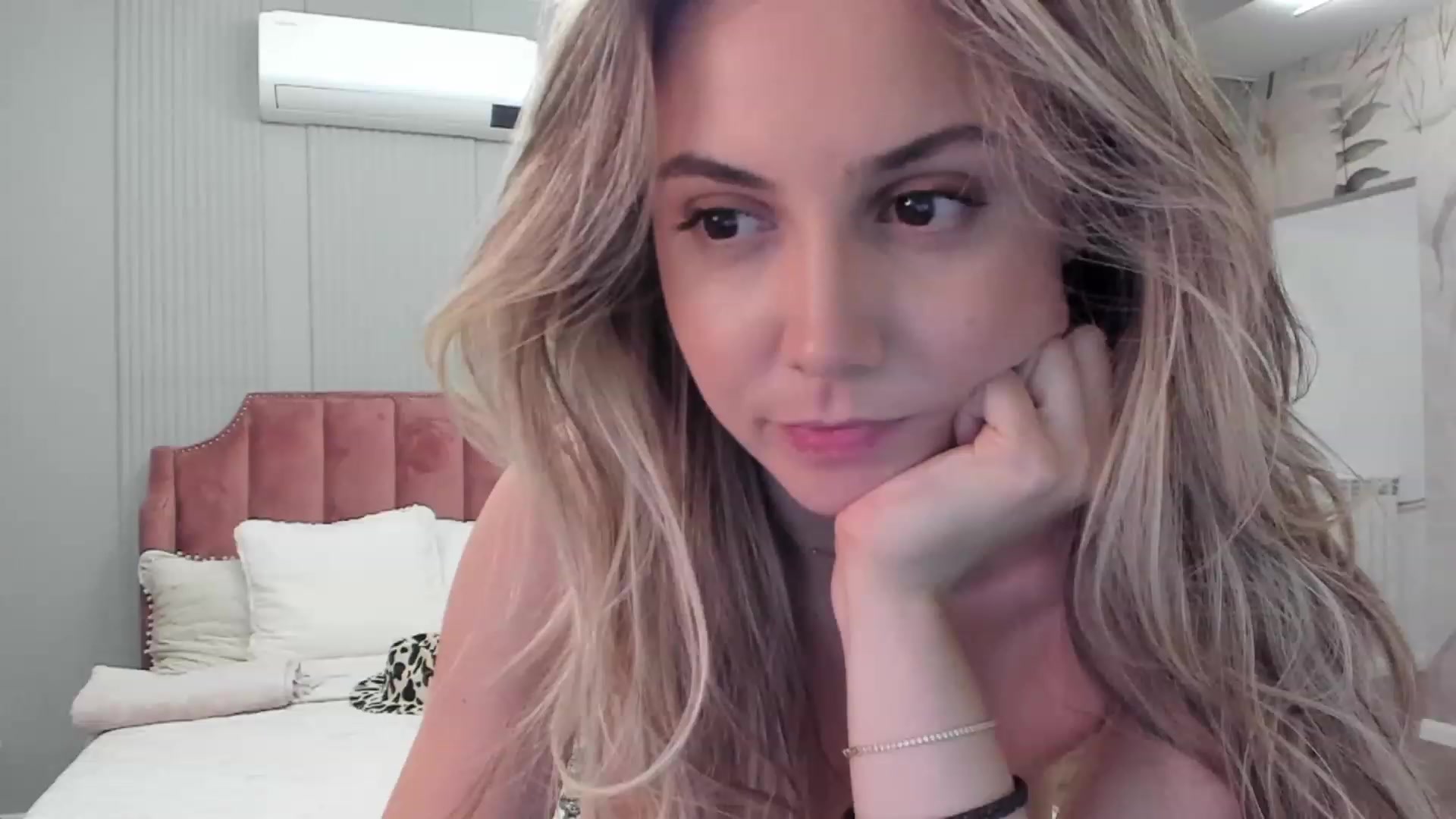 Gallery image thumbnail from NellieCutest's myfreecams stream on, 07/01/2023, 21:34 image 16 of 20