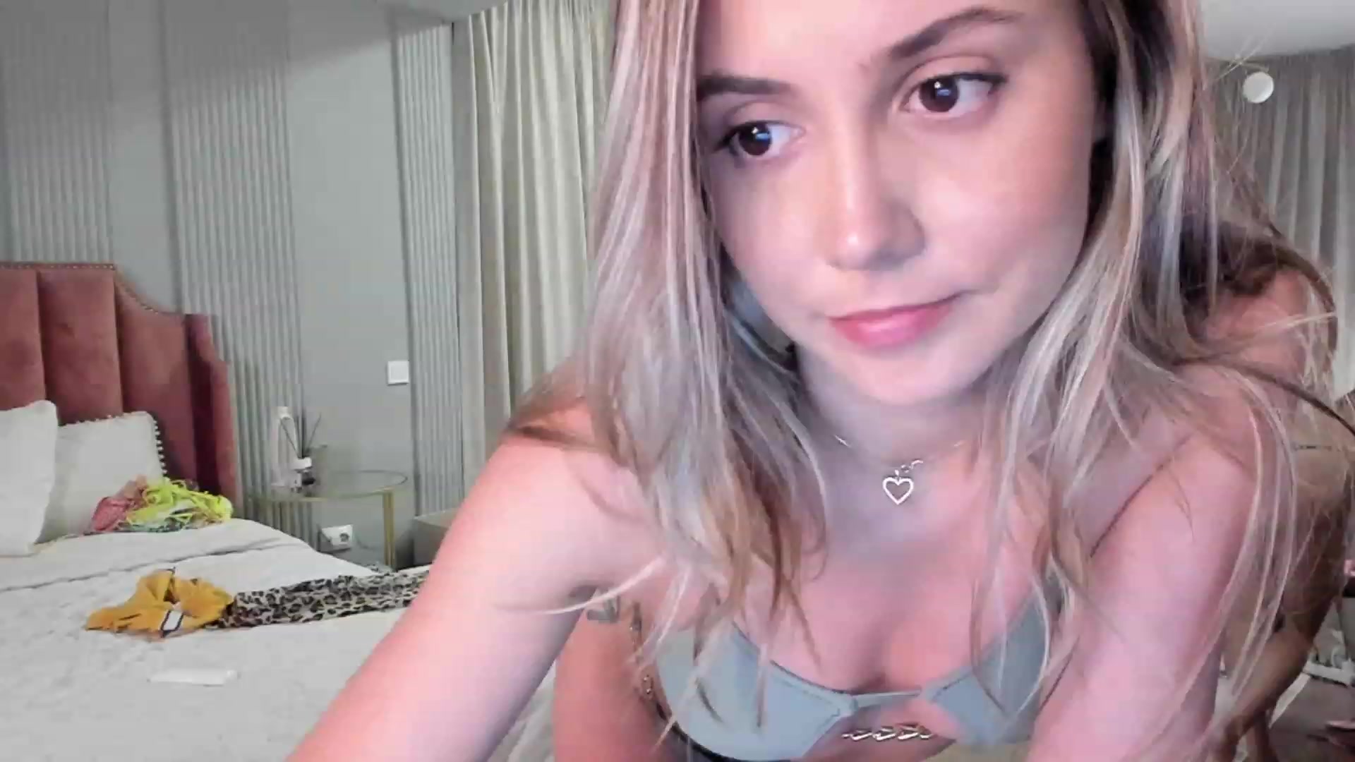 Gallery image thumbnail from NellieCutest's myfreecams stream on, 07/06/2023, 21:30 image 1 of 20