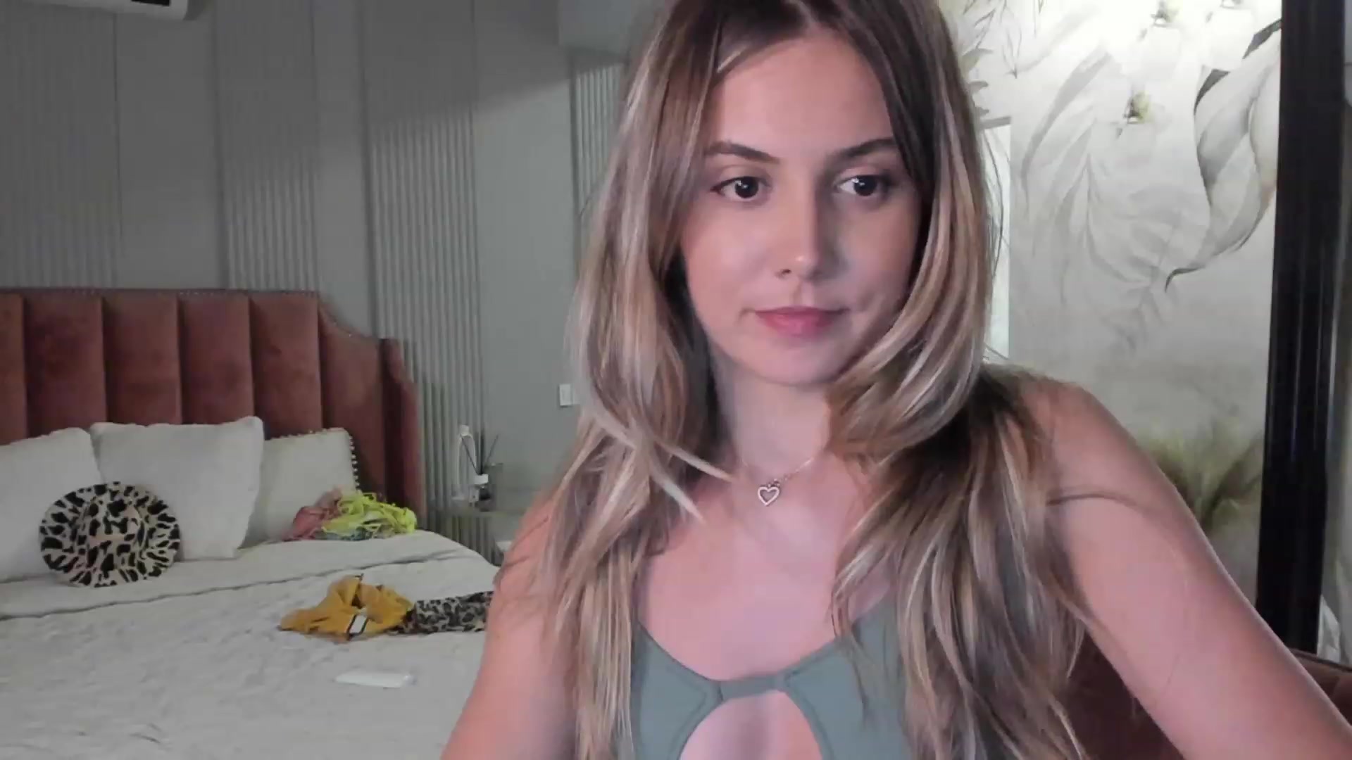 Gallery image thumbnail from NellieCutest's myfreecams stream on, 07/06/2023, 21:30 image 7 of 20