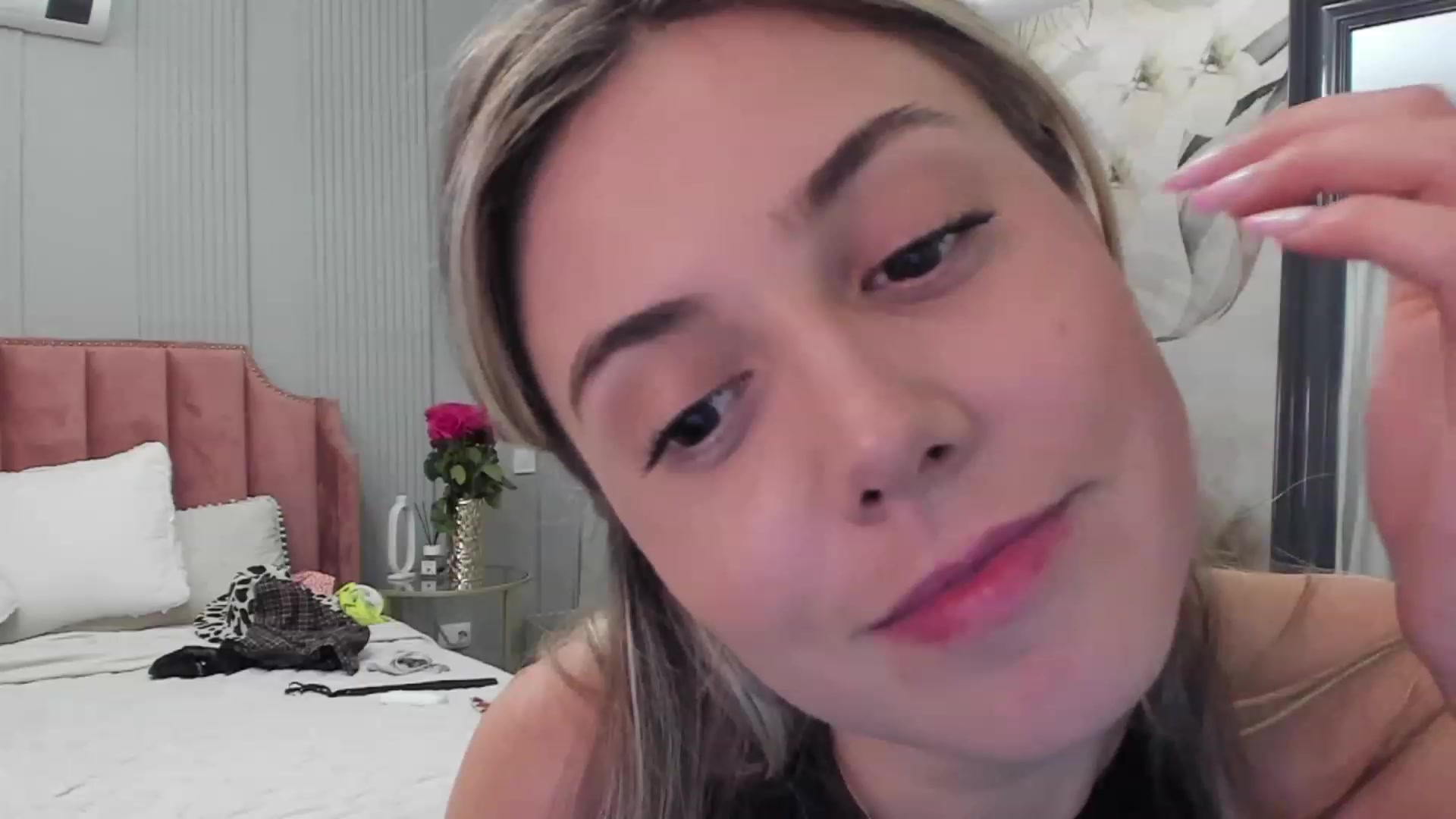 Gallery image thumbnail from NellieCutest's myfreecams stream on, 07/08/2023, 22:00 image 18 of 20