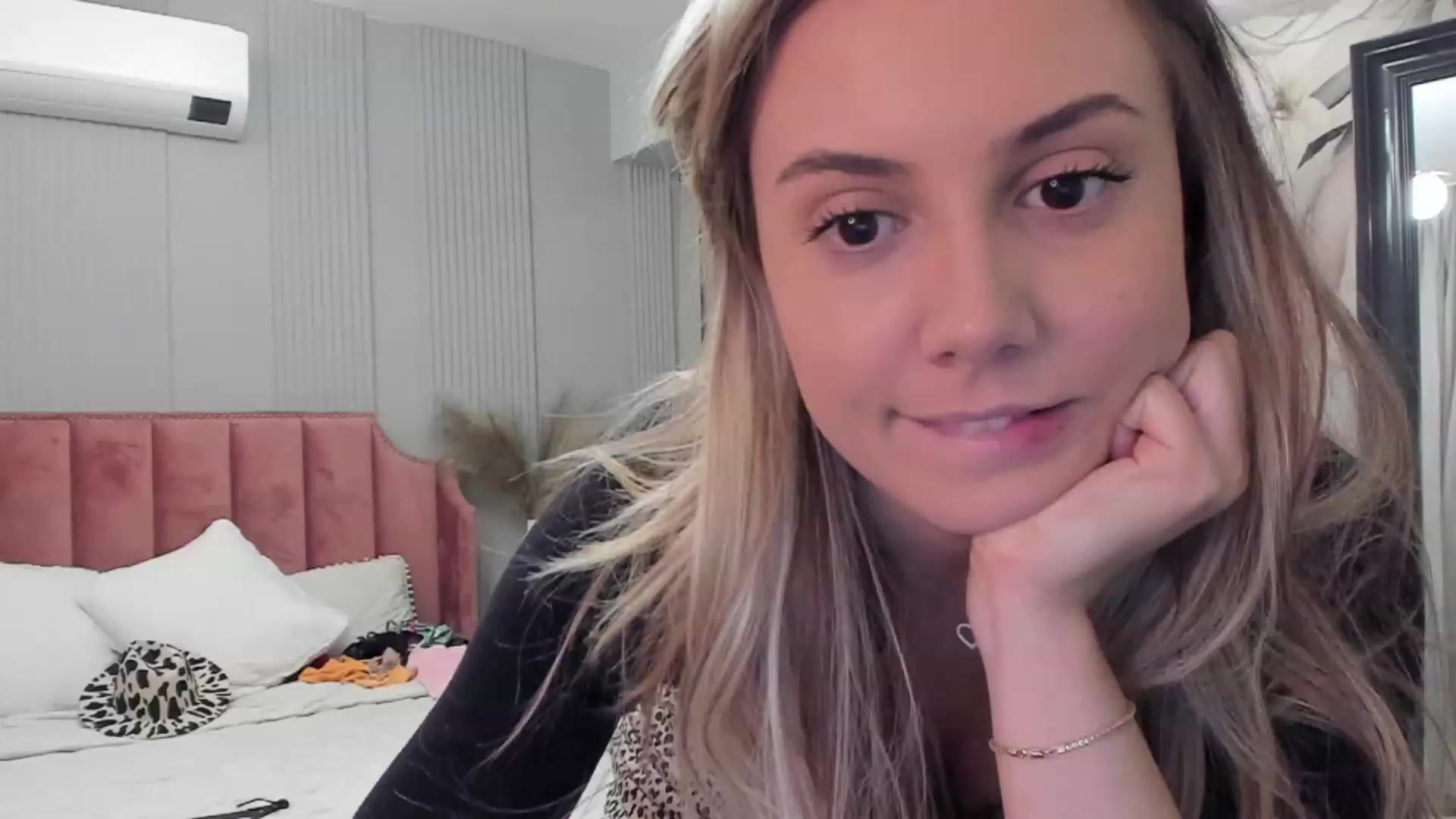 Gallery image thumbnail from NellieCutest's myfreecams stream on, 07/14/2023, 19:47 image 6 of 20