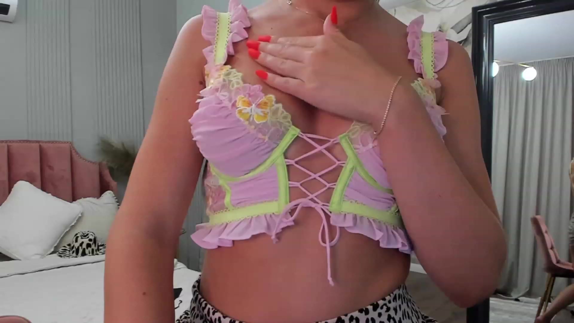 Gallery image thumbnail from NellieCutest's myfreecams stream on, 07/29/2023, 21:10 image 16 of 20