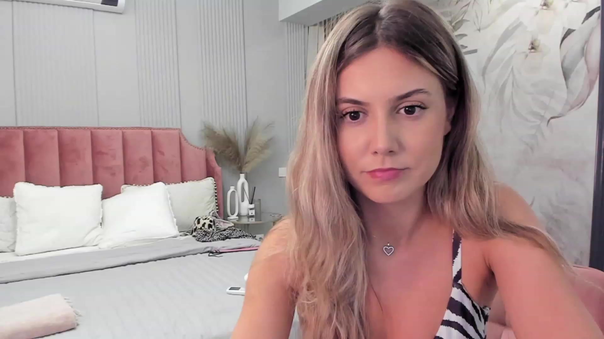Gallery image thumbnail from NellieCutest's myfreecams stream on, 08/06/2023, 21:39 image 4 of 20