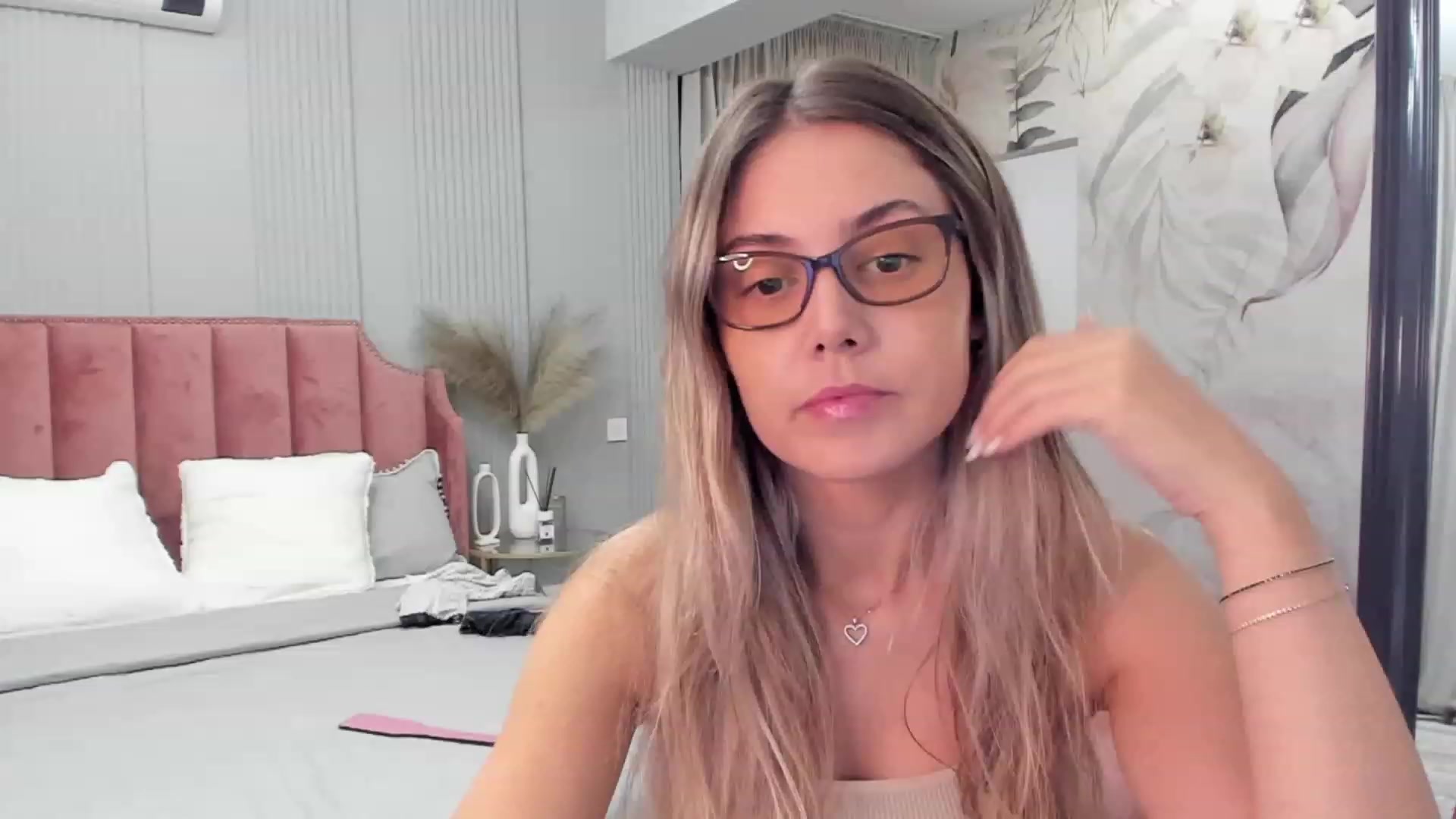 Gallery image thumbnail from NellieCutest's myfreecams stream on, 09/17/2023, 21:34 image 1 of 20