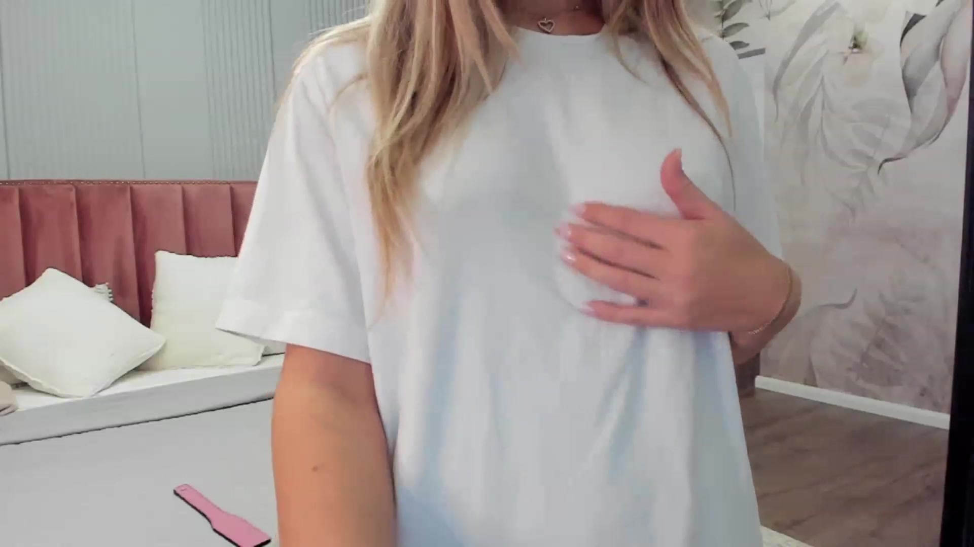 Gallery image thumbnail from NellieCutest's myfreecams stream on, 10/08/2023, 21:08 image 17 of 20