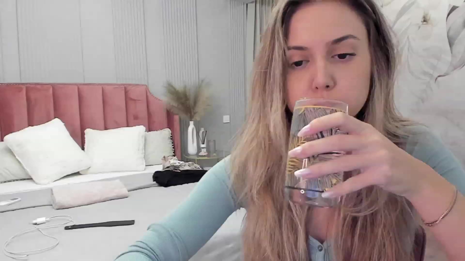 Gallery image thumbnail from NellieCutest's myfreecams stream on, 10/15/2023, 19:58 image 4 of 20