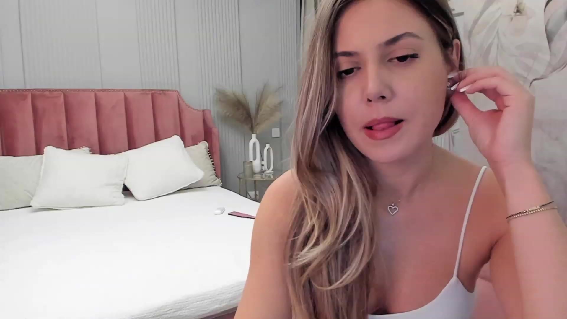 Gallery image thumbnail from NellieCutest's myfreecams stream on, 10/20/2023, 21:54 image 10 of 20